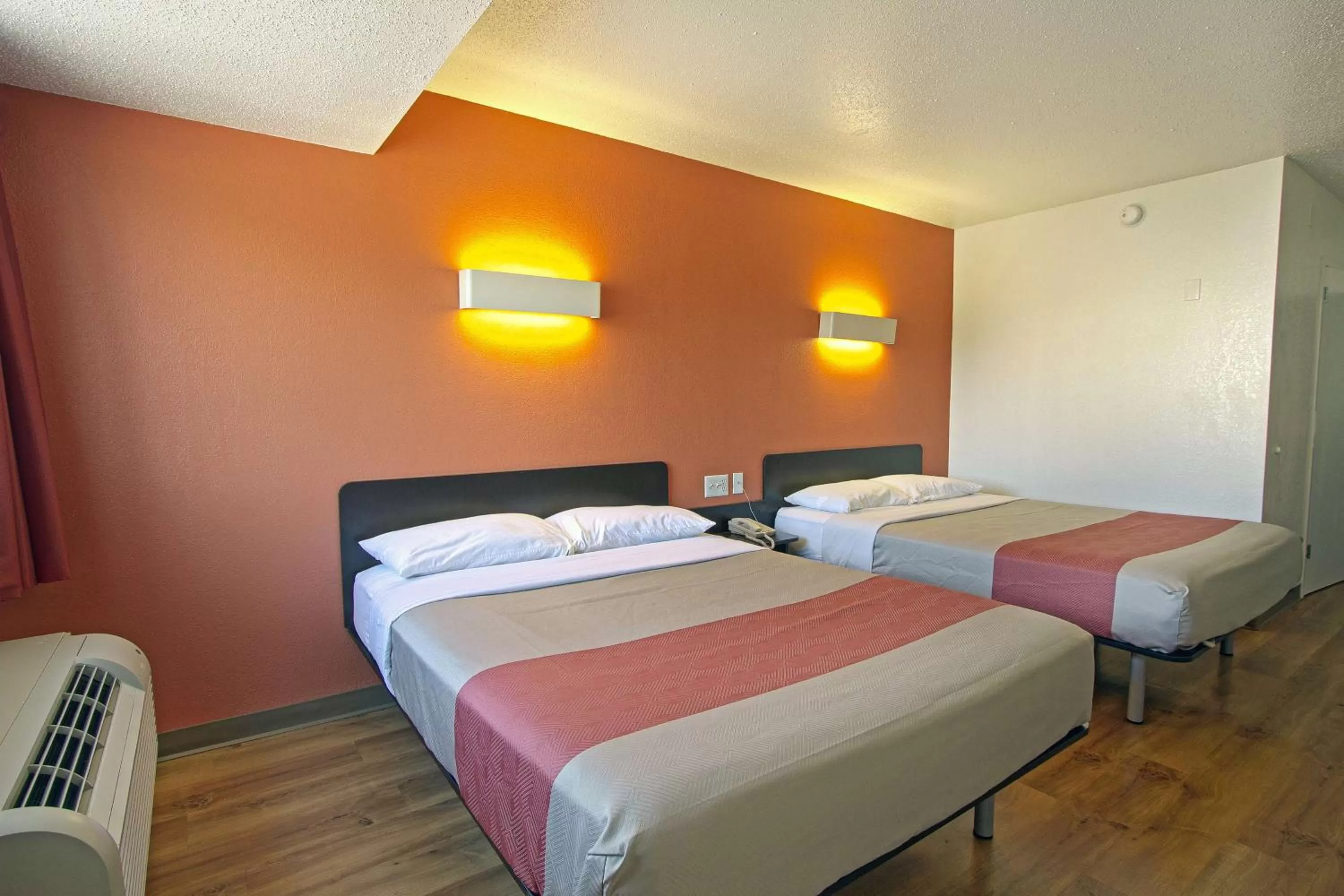 Photo of the whole room, Bed in Motel 6-Piscataway, NJ