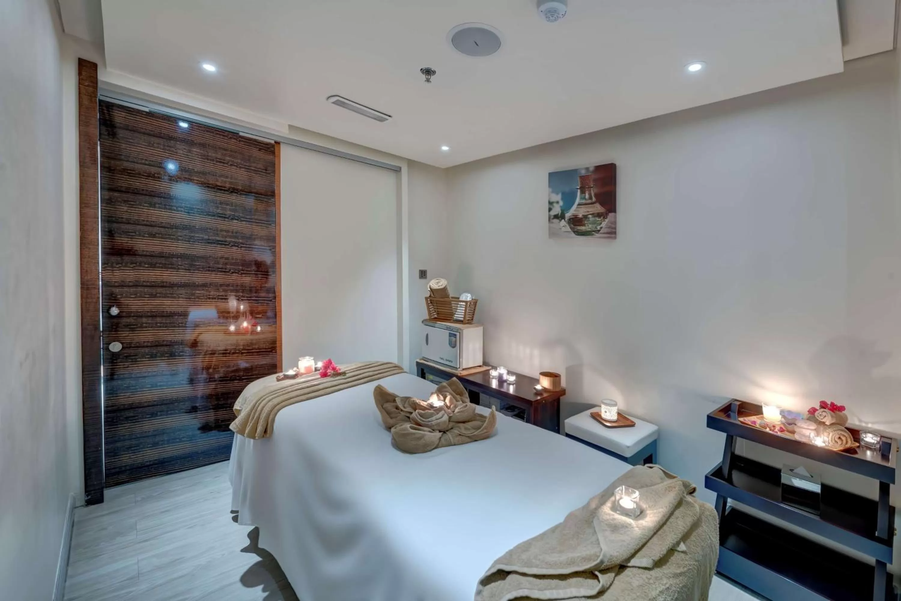 Spa and wellness centre/facilities, Bed in Radisson Blu Hotel, Ajman