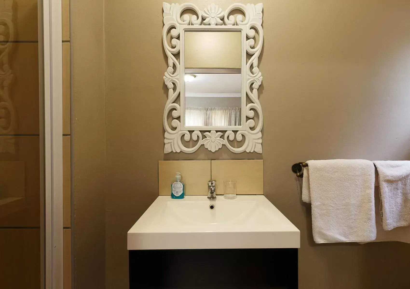 Classic Double Room with Shower, not sea facing in My Den Beachfront B&B and Self-Catering Classic Double Room with Shower, not sea facing in My Den Beachfront B&B and Self-Catering