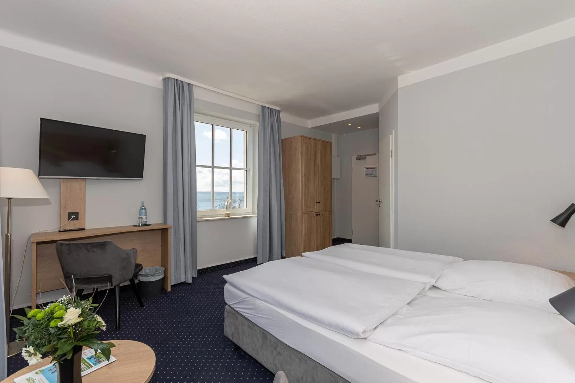 Photo of the whole room, Bed in Kurhotel Sassnitz