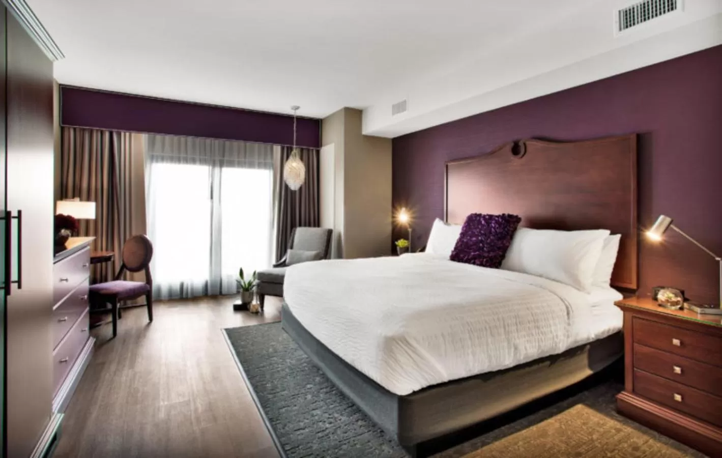 King Room with Roll-In Shower - Disability Access in Ascent on Main