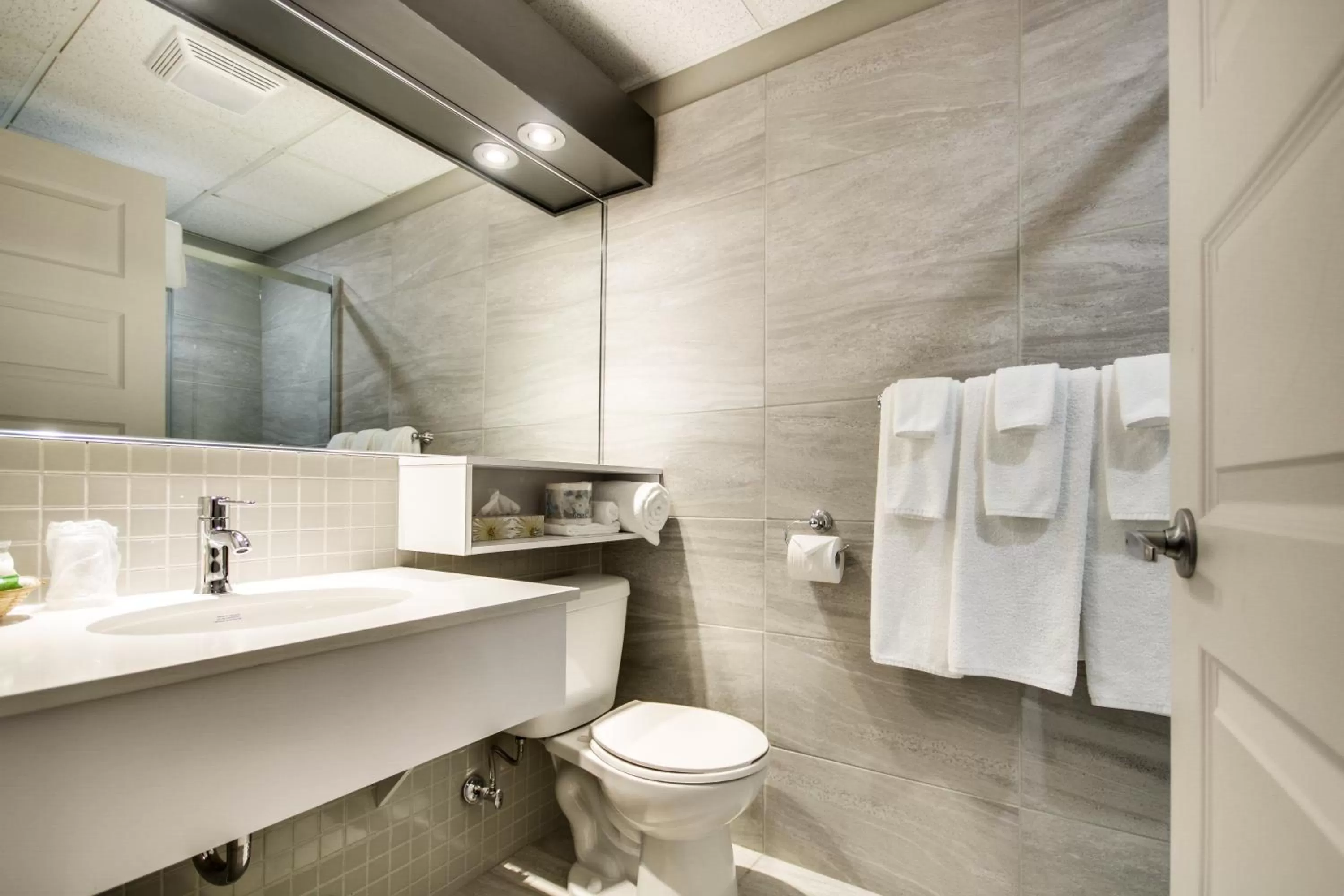 Toilet in Hôtel Marineau Shawinigan