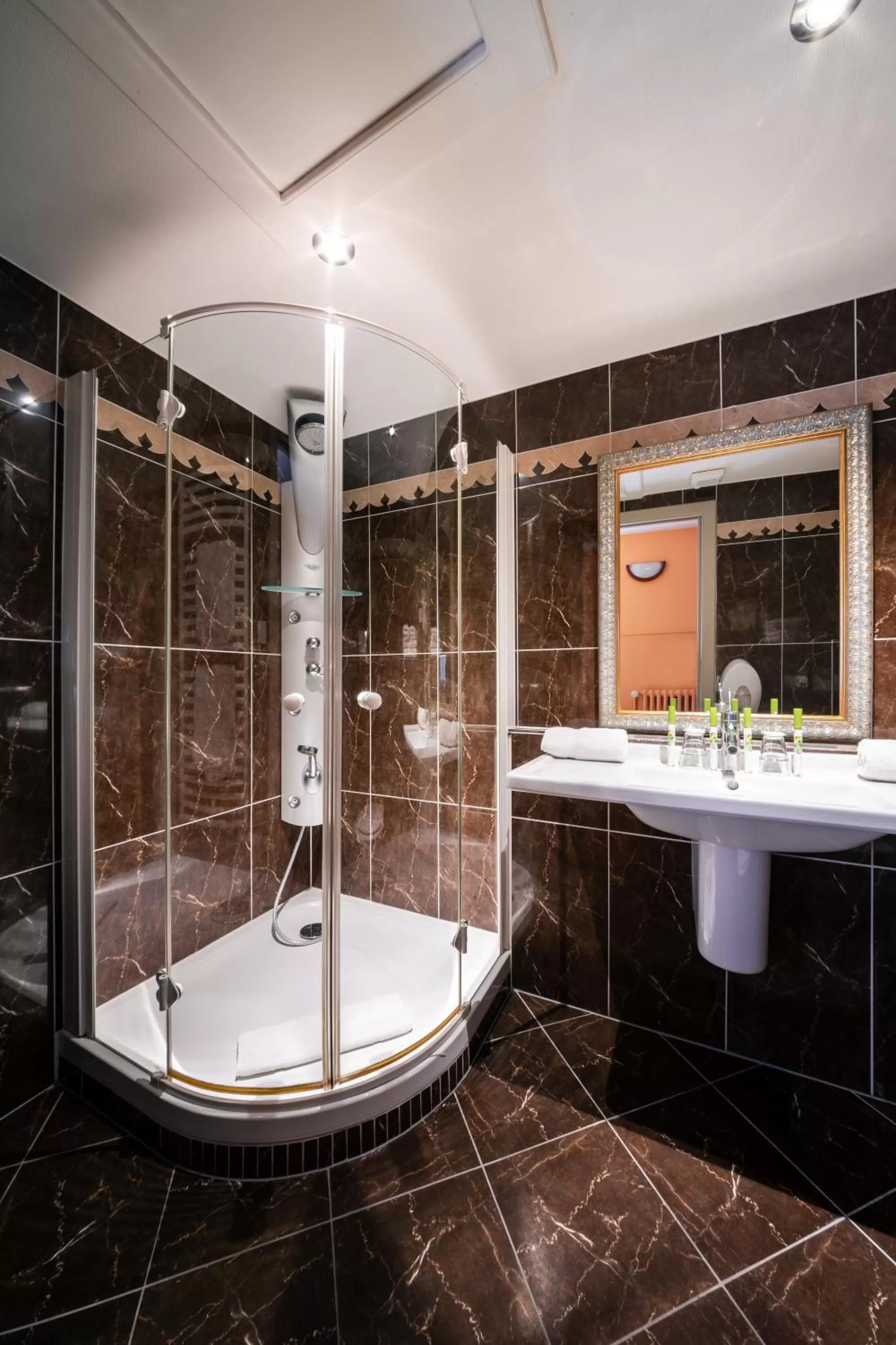 Shower in Hôtel des Deux Clefs