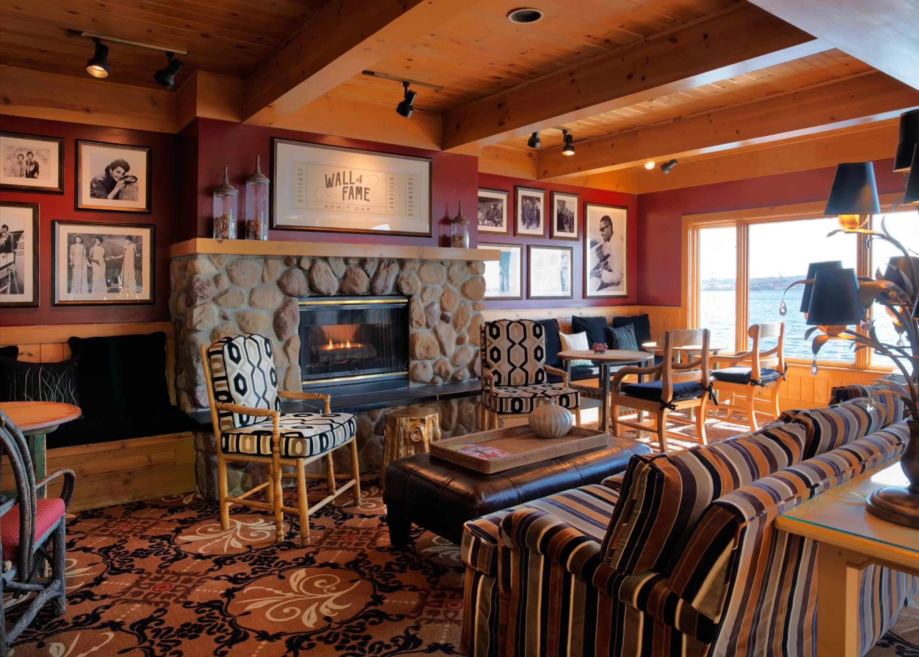 Lounge or bar in The Edgewater, a Noble House Hotel