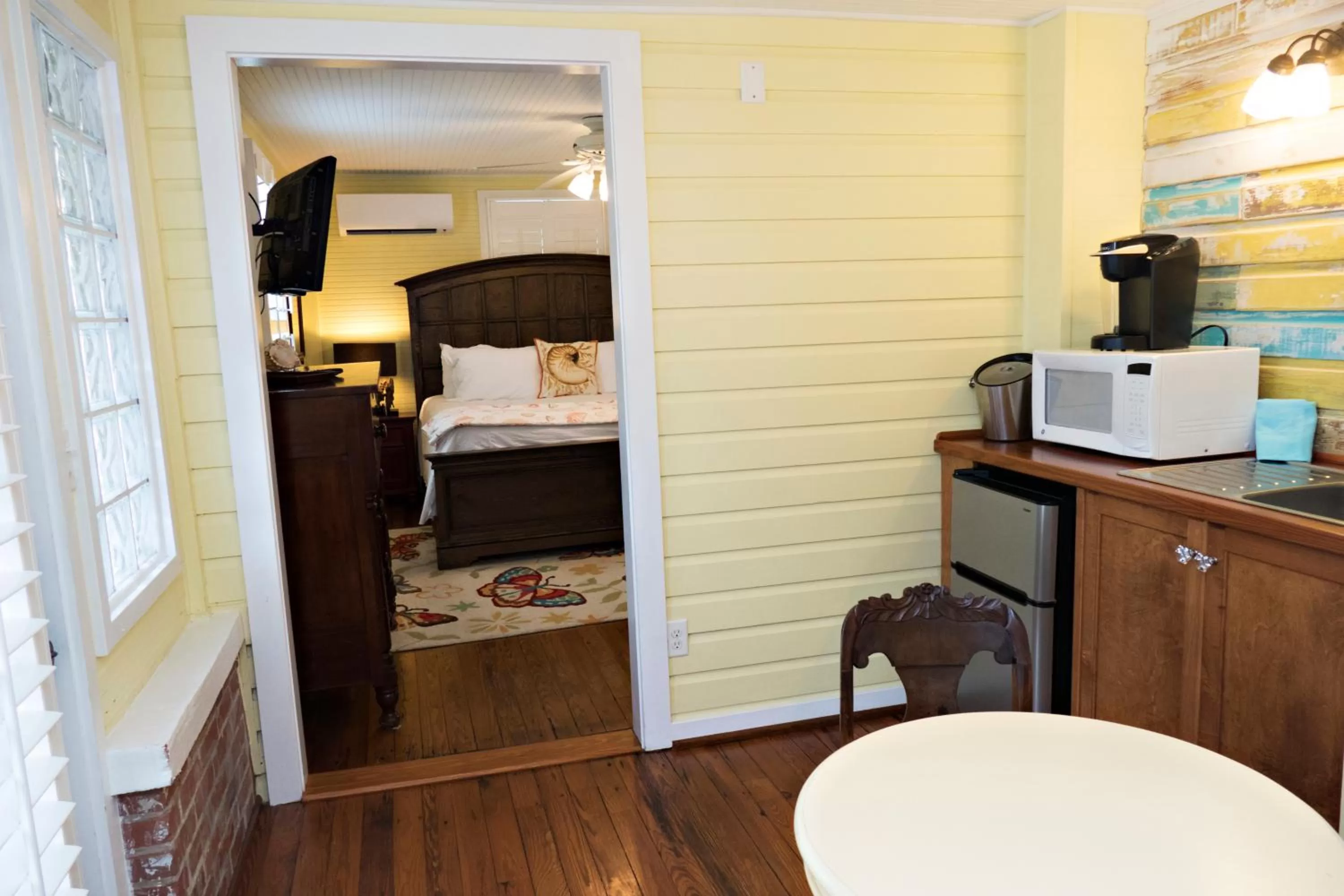 Kitchen or kitchenette, Bed in Beachview Inn and Spa