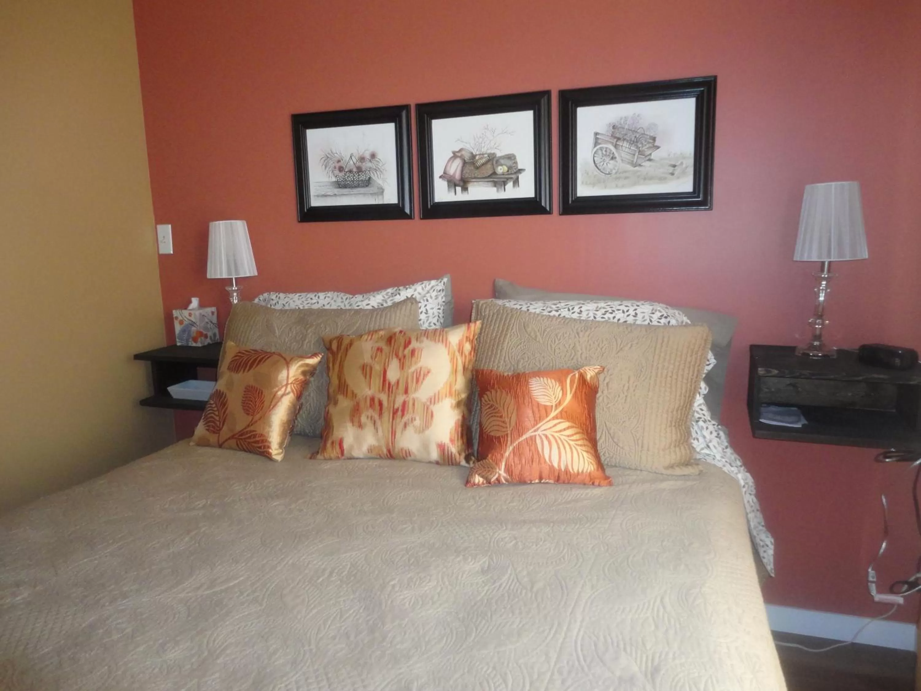 Bed in Vintage Merlot Bed and Breakfast