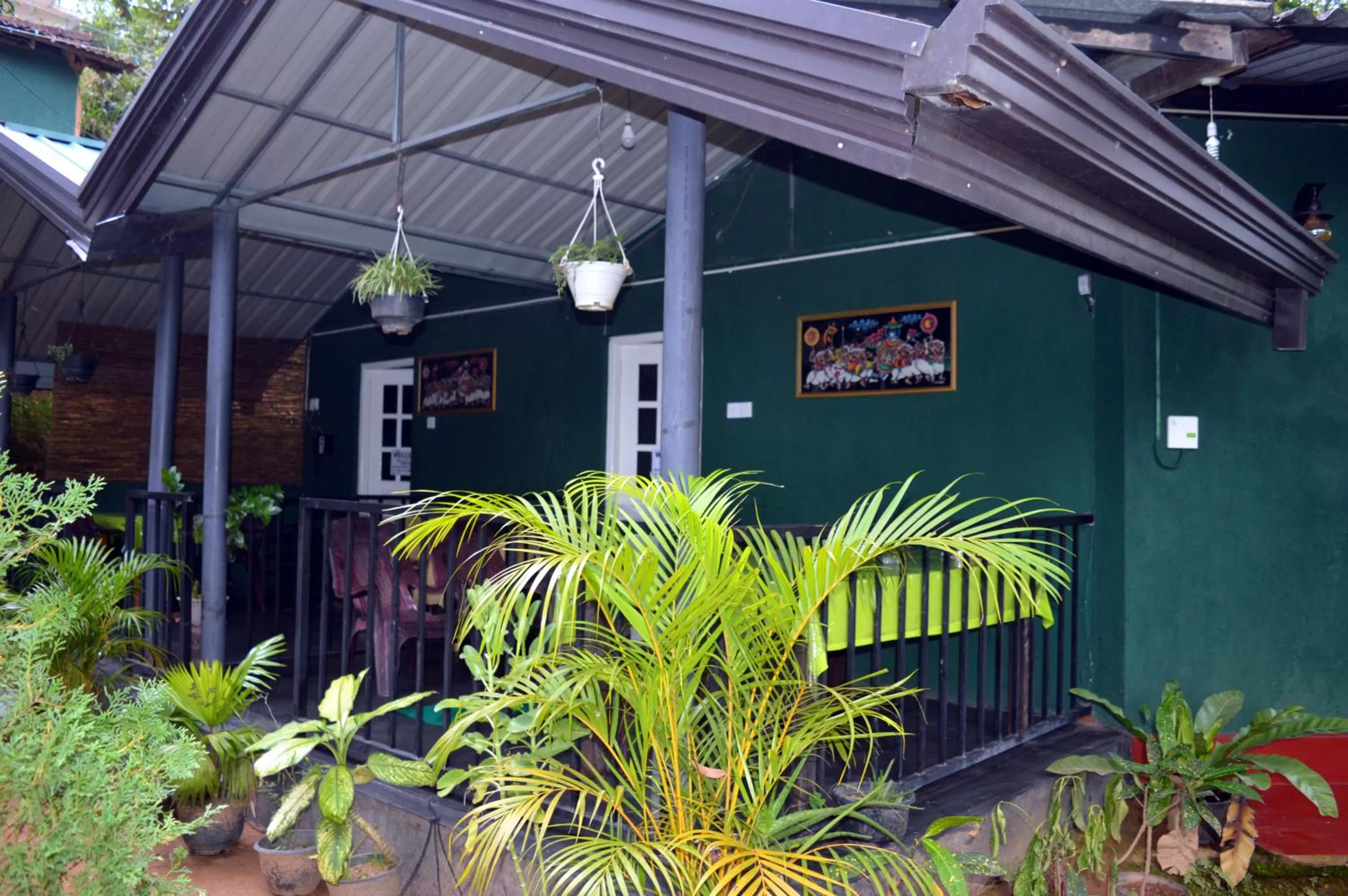 Facade/entrance in Green Lantern Inn