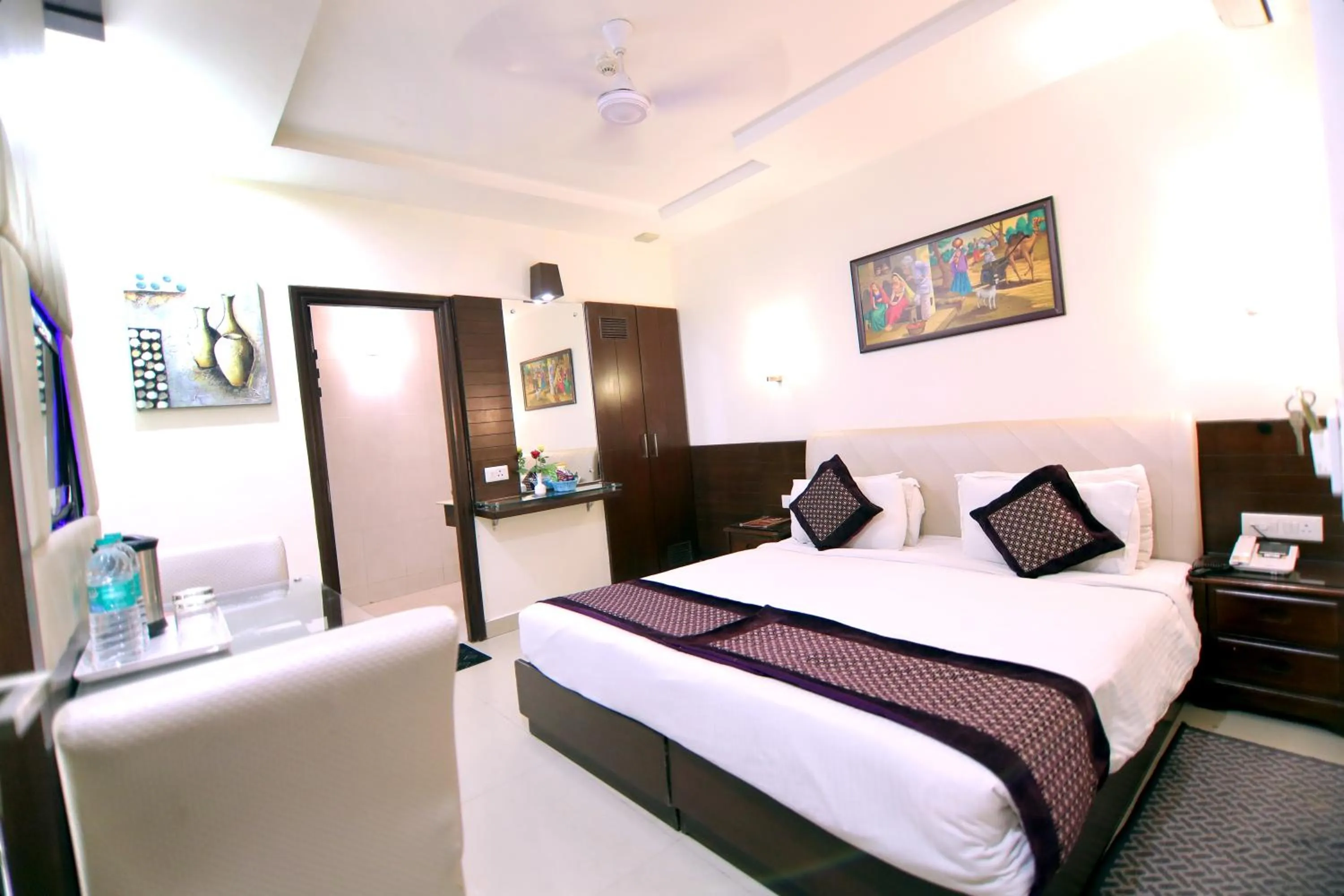 Bedroom, Bed in Taj Inn Hotel