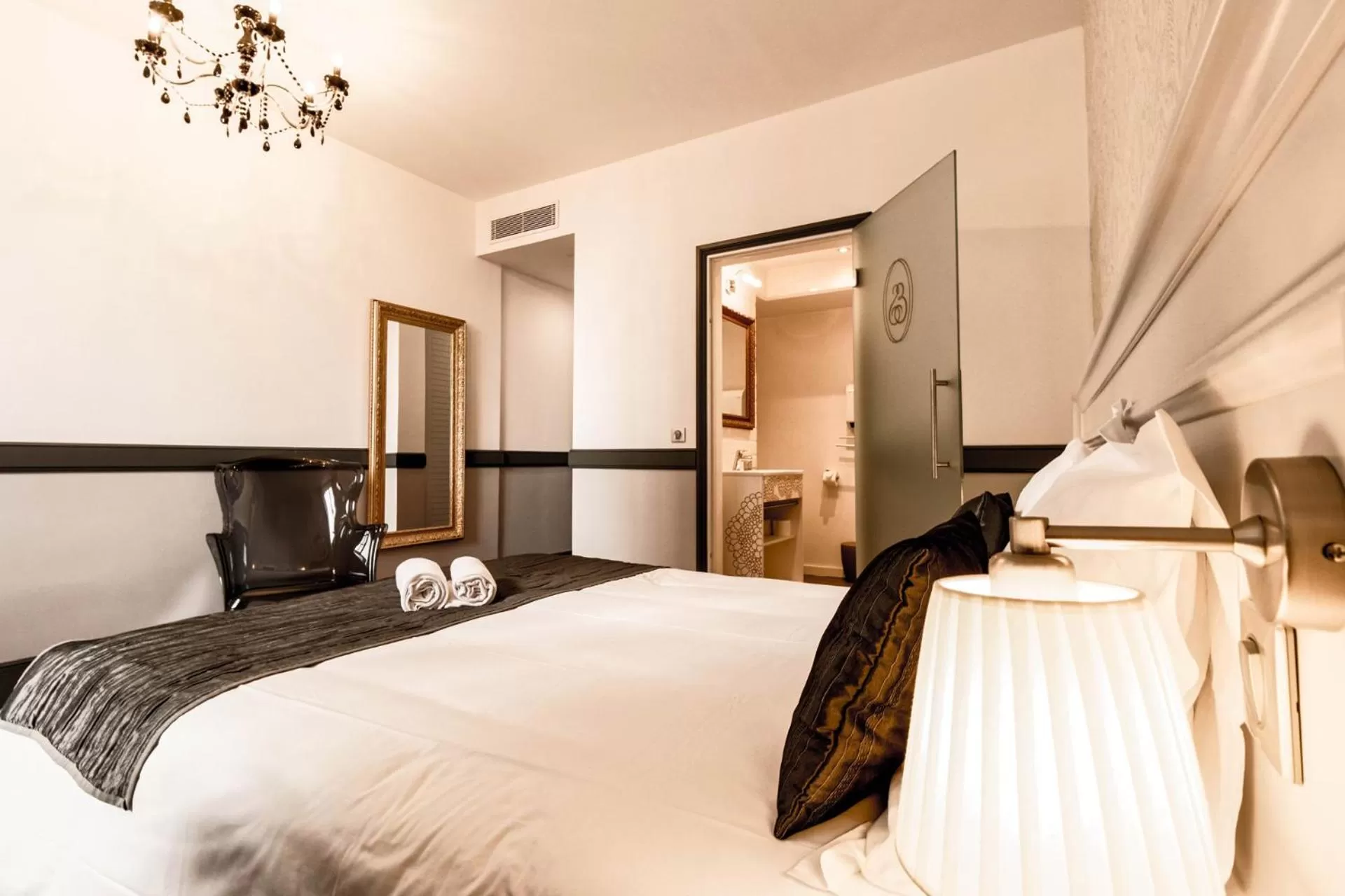 Bed in Hotel Restaurant Edmond's