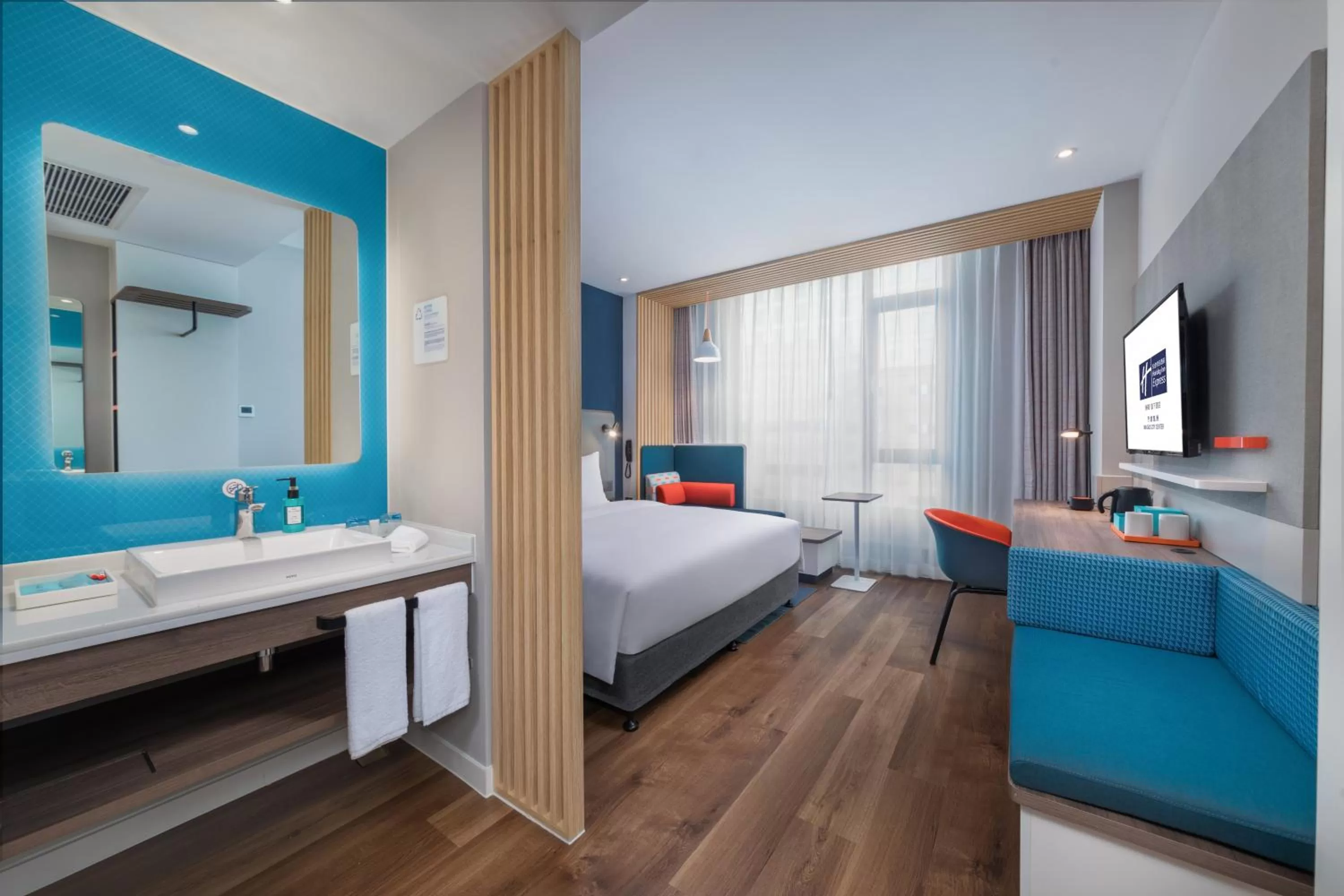 Photo of the whole room, Bed in Holiday Inn Express Ningbo City Center by IHG