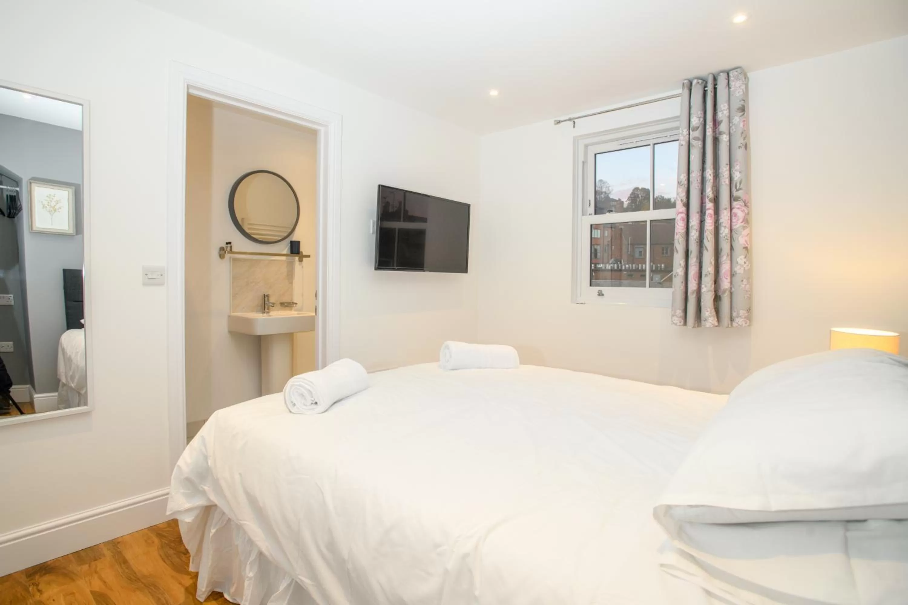 Bed in 1 King Size Bed Cathedral View 1 Apartment