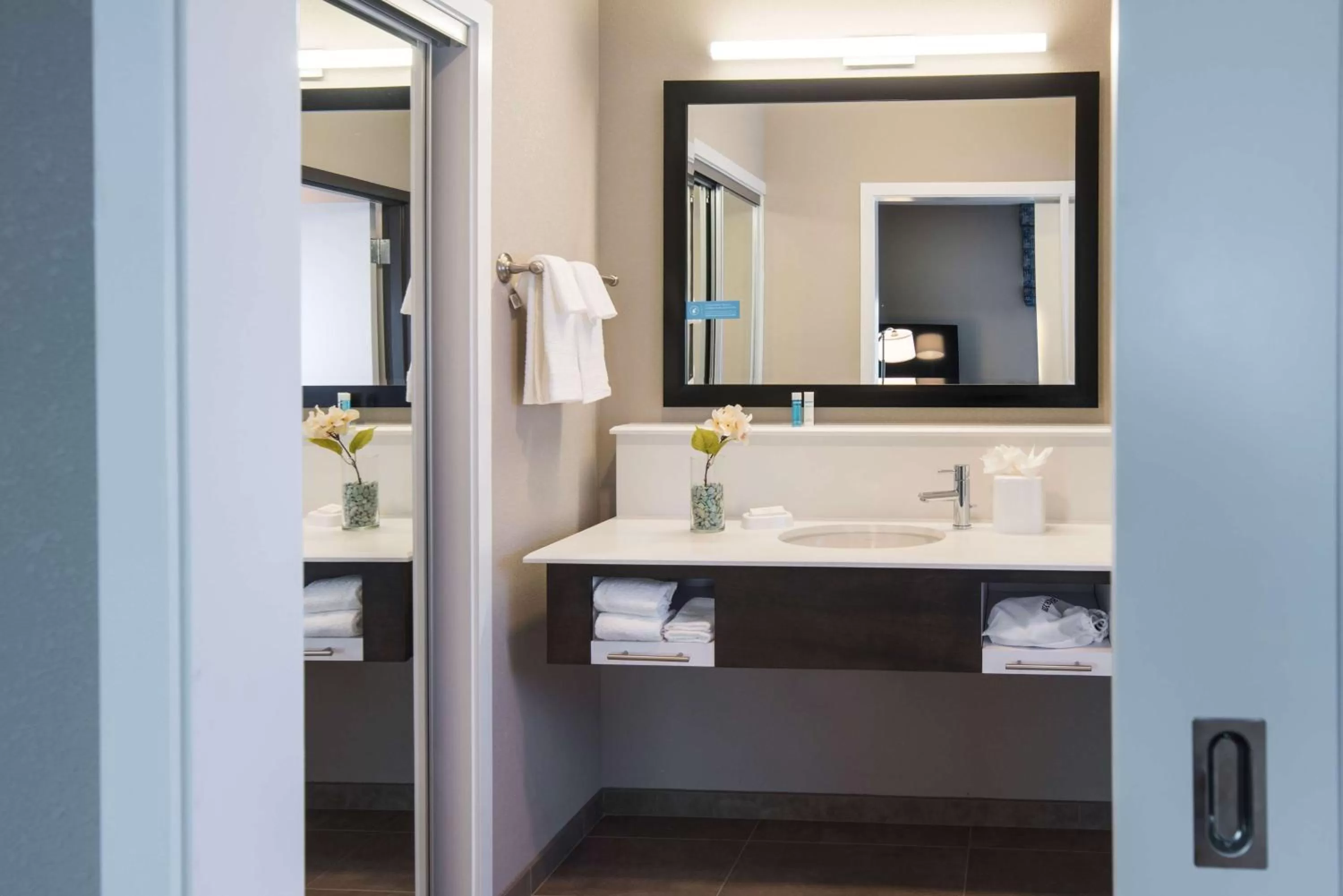 Bed in Hampton Inn and Suites at Wisconsin Dells Lake Delton