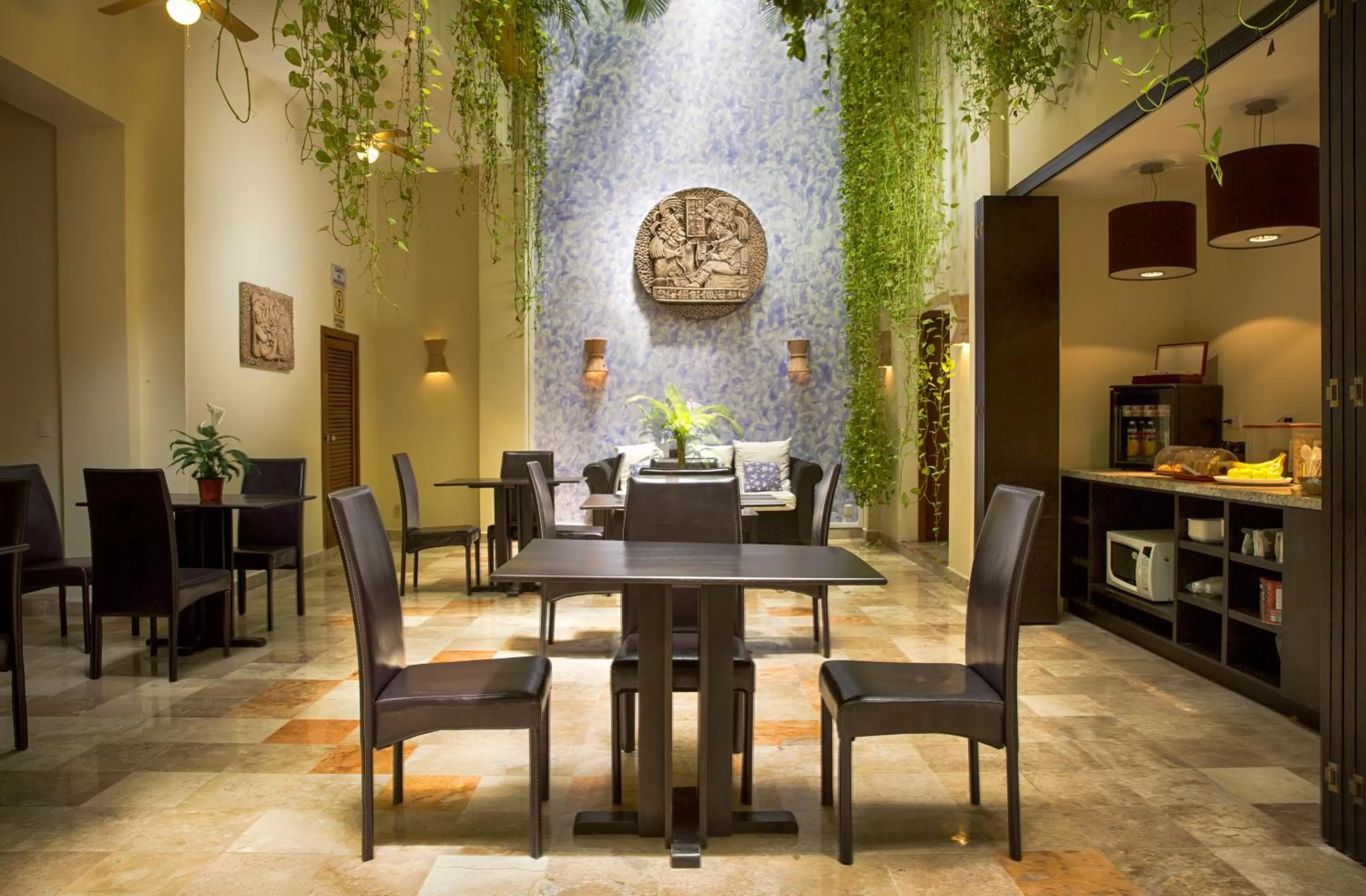 Restaurant/places to eat in Hotel Los Itzaes by 5th av