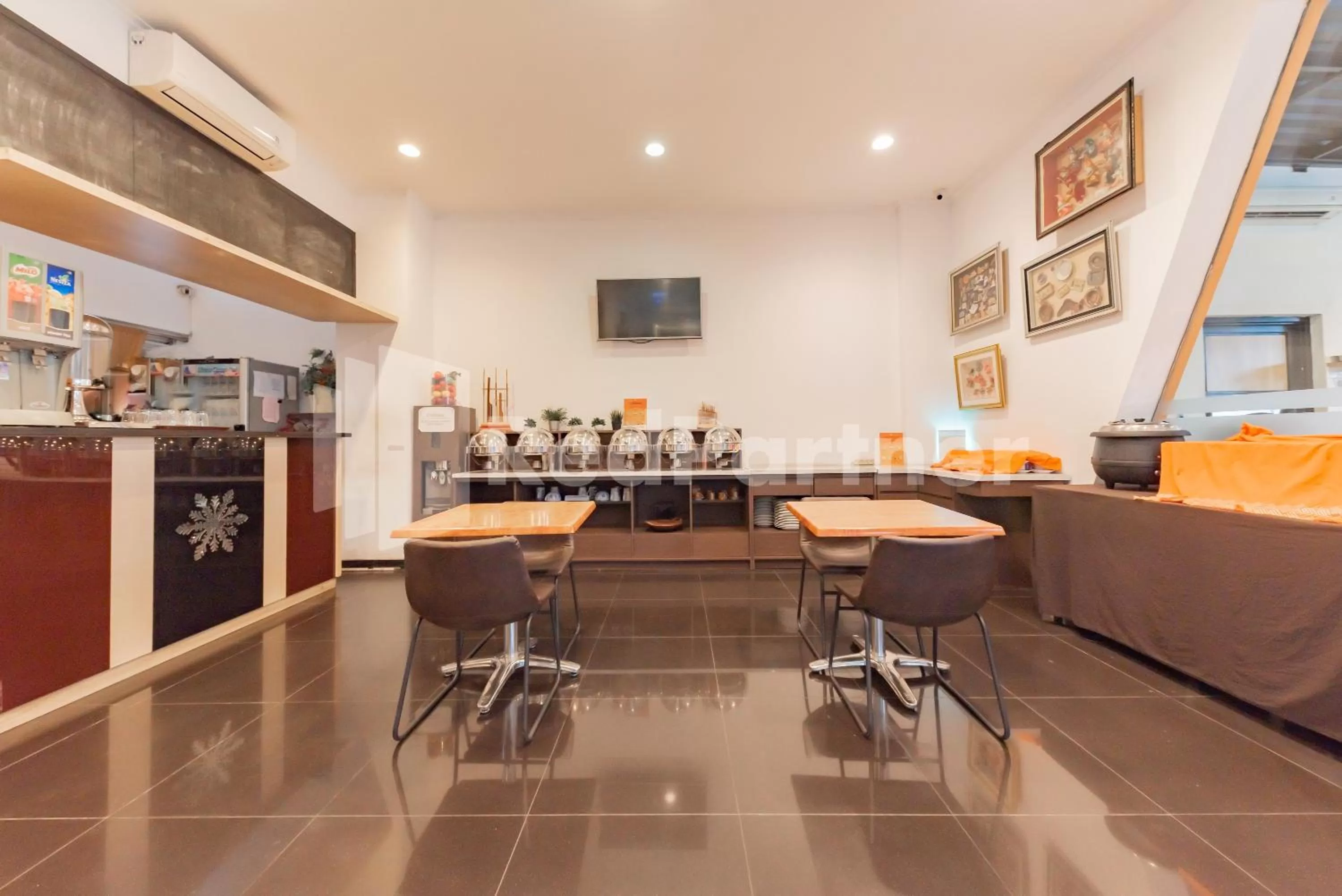 Seating area in Alqueby Hotel near Kiara Artha Park & Trans Studio Mall Mitra RedDoorz