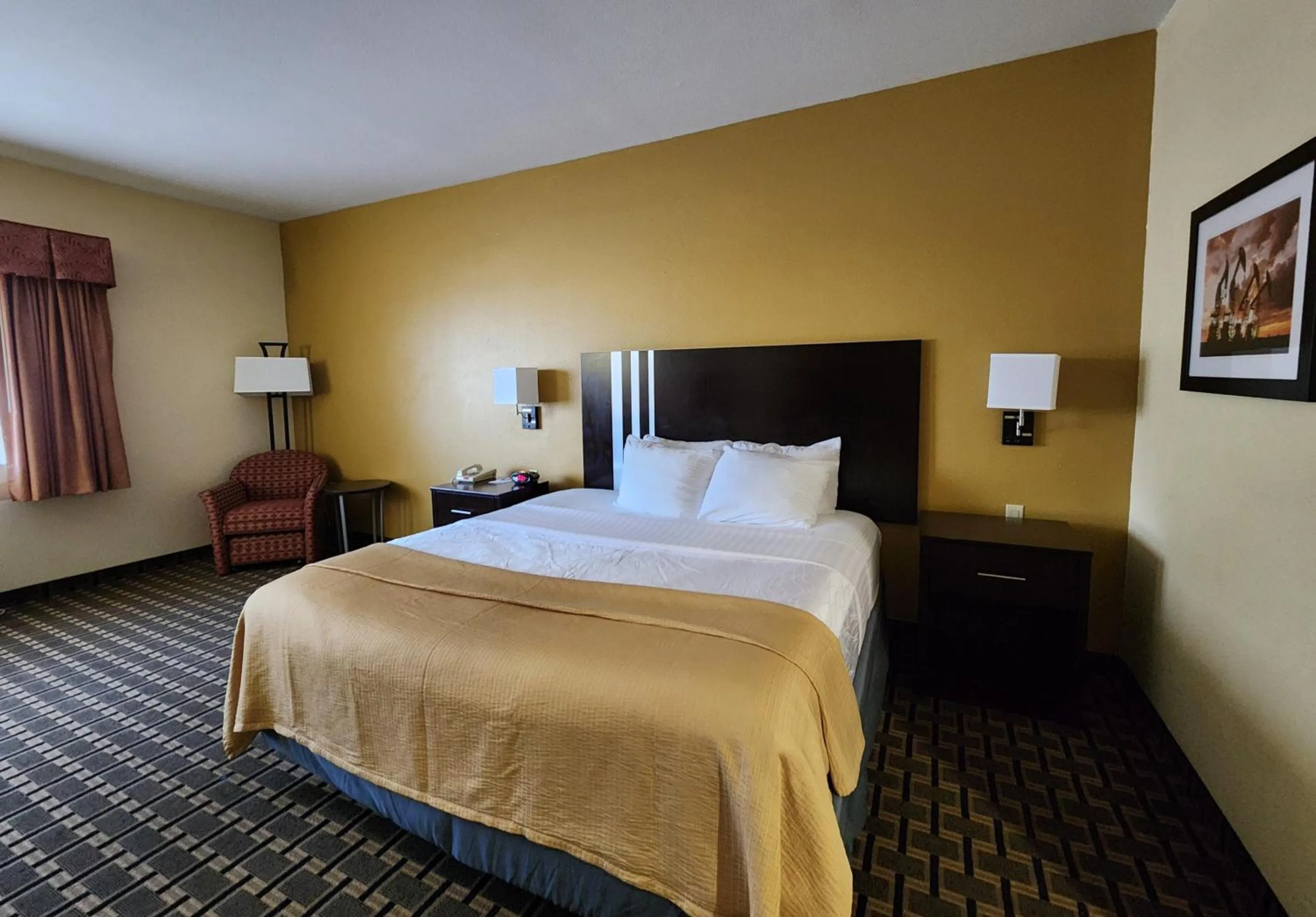 Bedroom, Bed in Days Inn & Suites by Wyndham Sam Houston Tollway