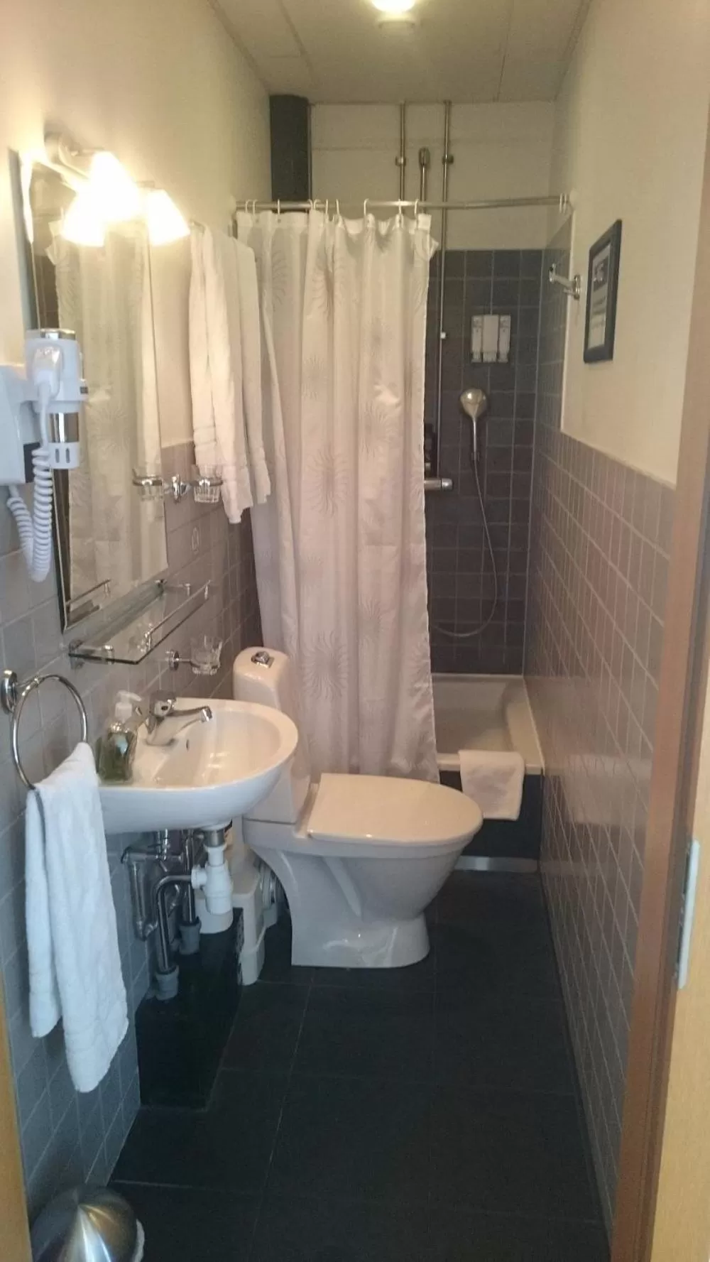 Bathroom in 101 Guesthouse Hotel