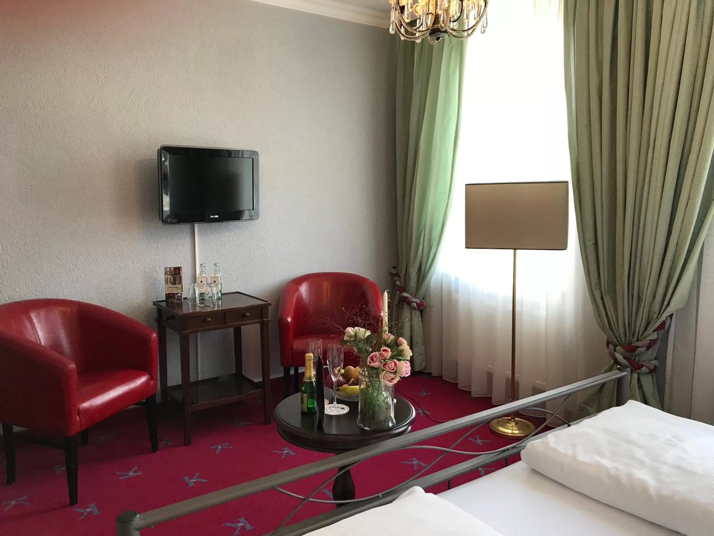 Communal lounge/ TV room, TV/Entertainment Center in Hotel Krone am Park