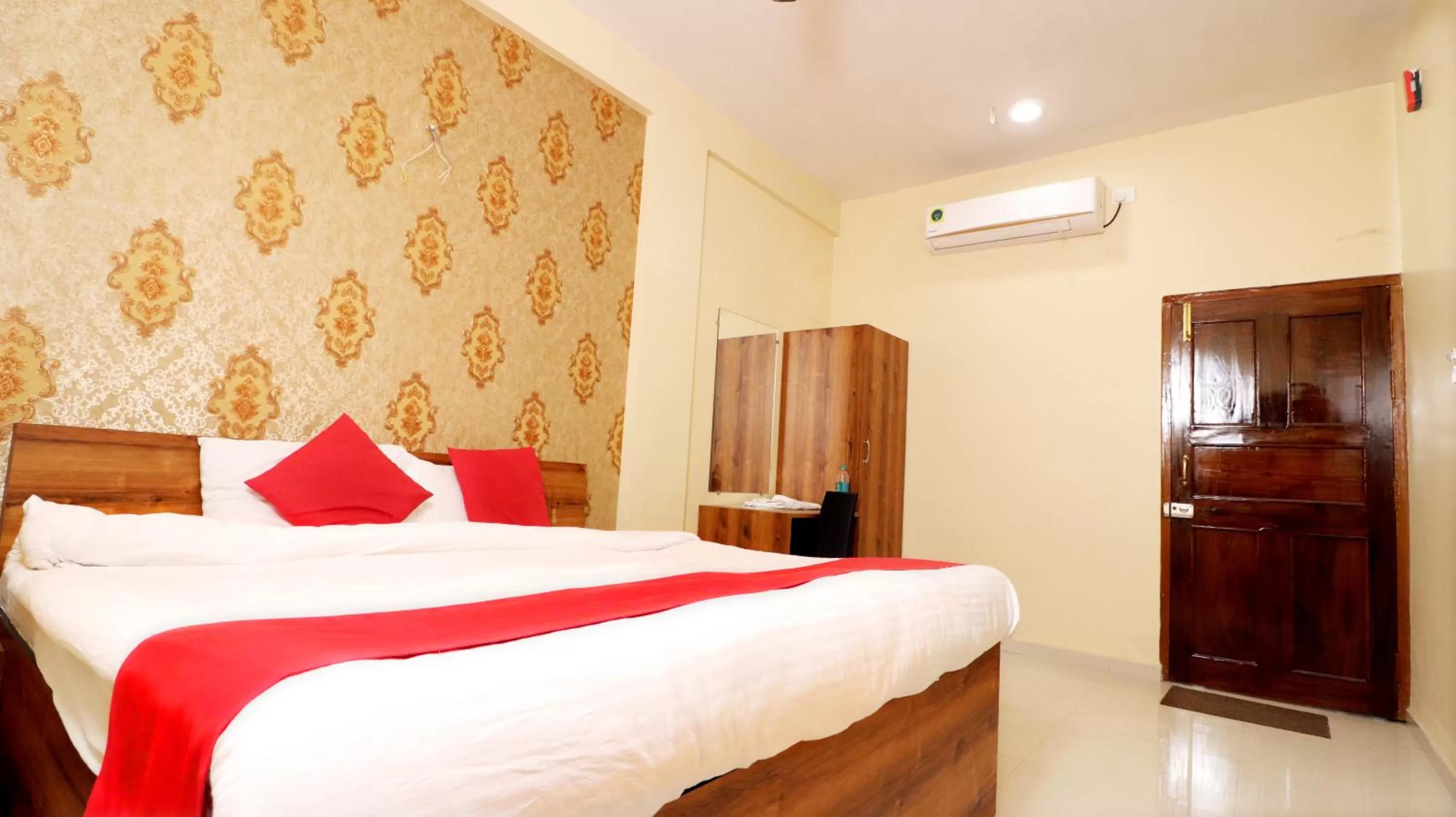 Bed in Hotel Neelkanth