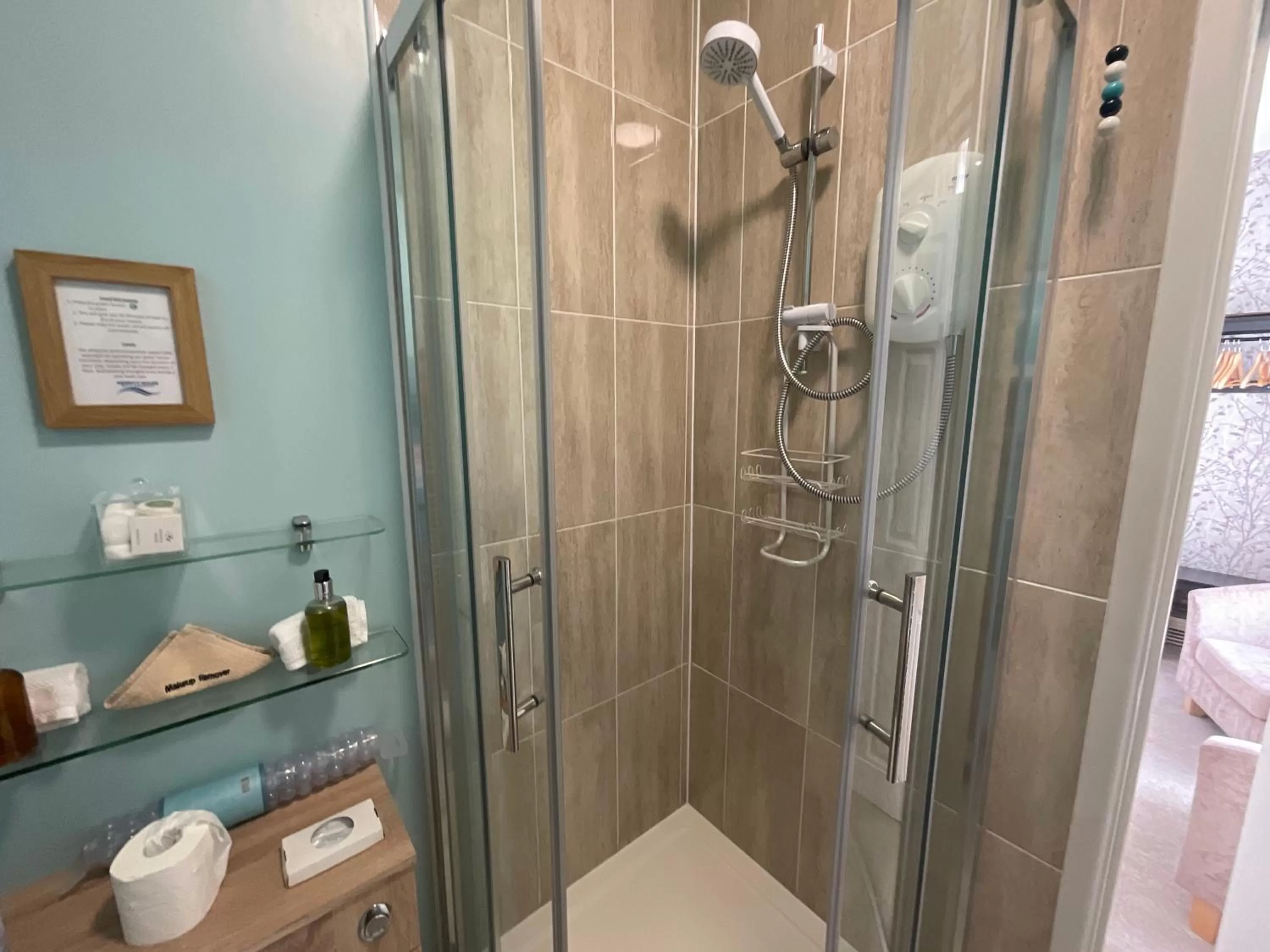 Shower in Merritt Guest House B&B