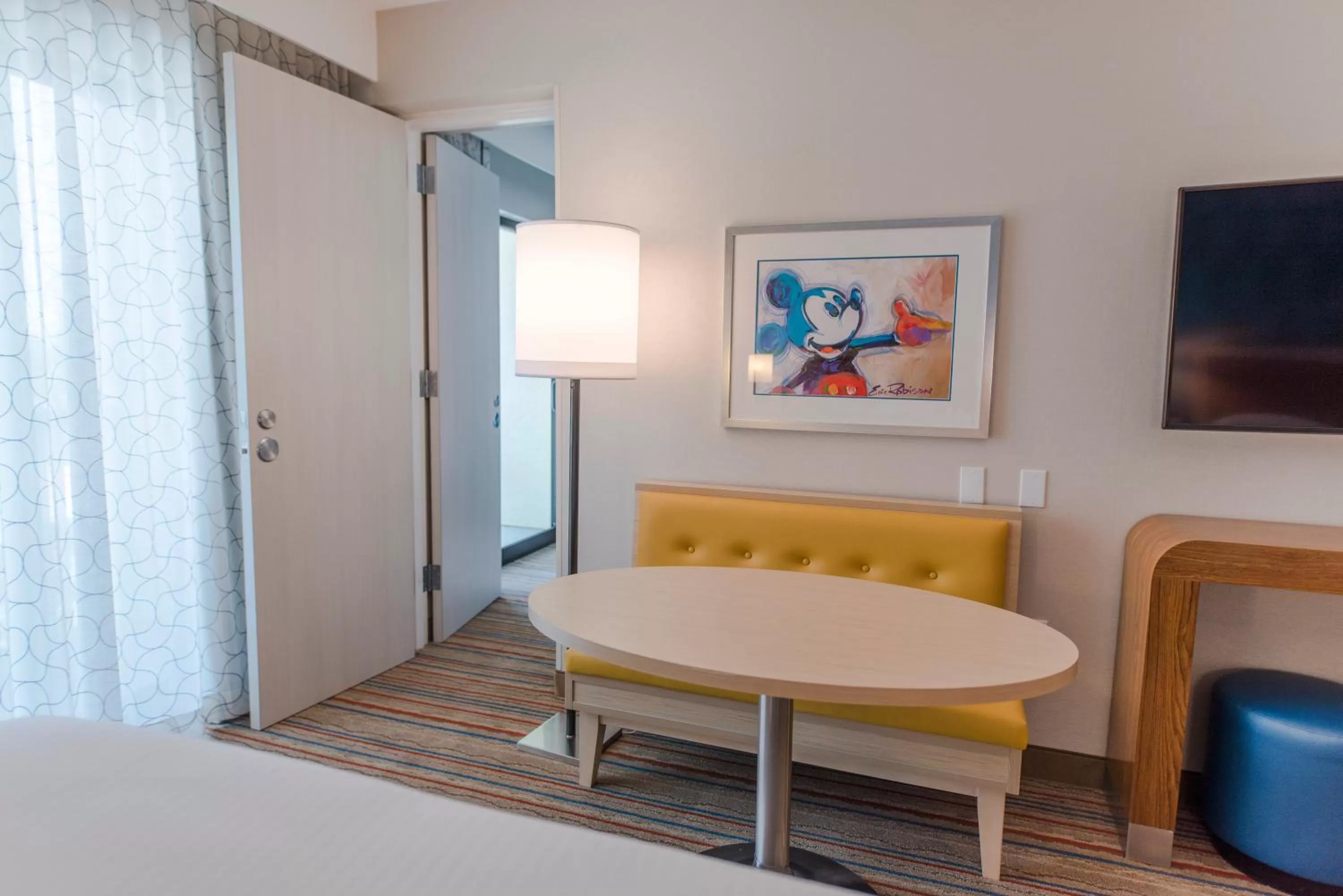 TV and multimedia, Bed in Howard Johnson by Wyndham Anaheim Hotel and Water Playground