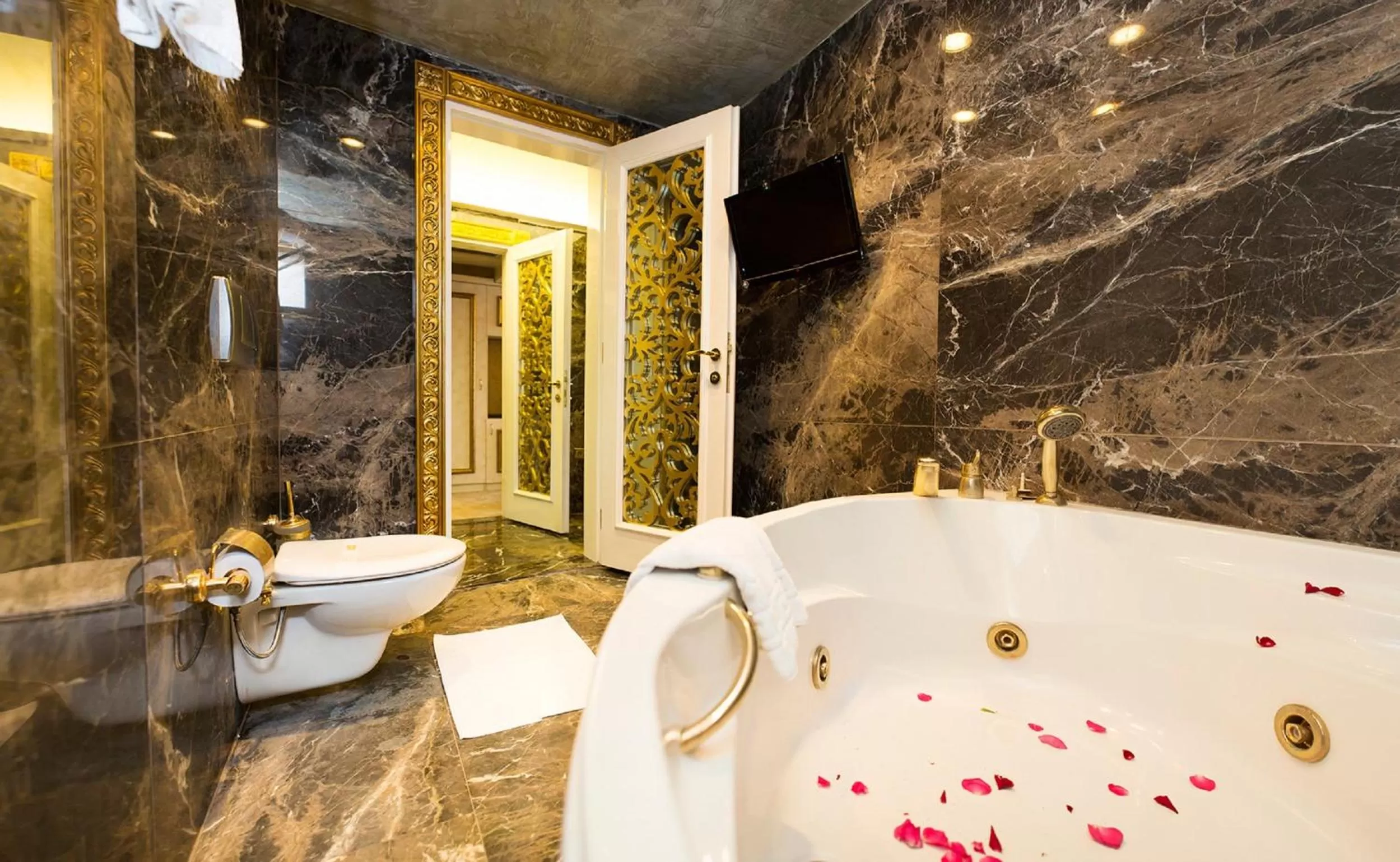 Bathroom in Hotel Buyuk Hamit