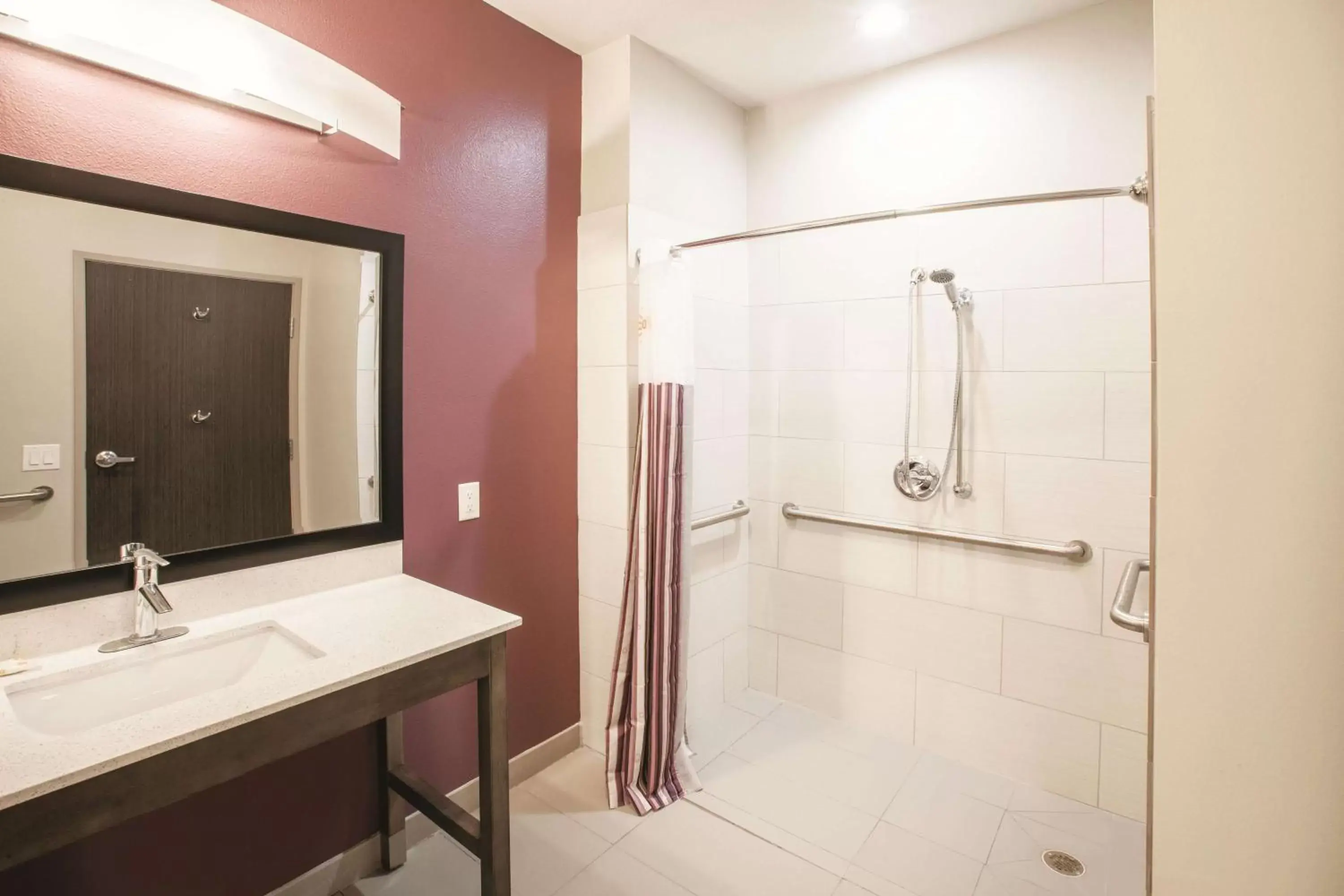 King Room with Bath Tub - Mobility/Hearing Accessible - Non-Smoking in La Quinta by Wyndham San Marcos Outlet Mall King Room with Bath Tub - Mobility/Hearing Accessible - Non-Smoking in La Quinta by Wyndham San Marcos Outlet Mall