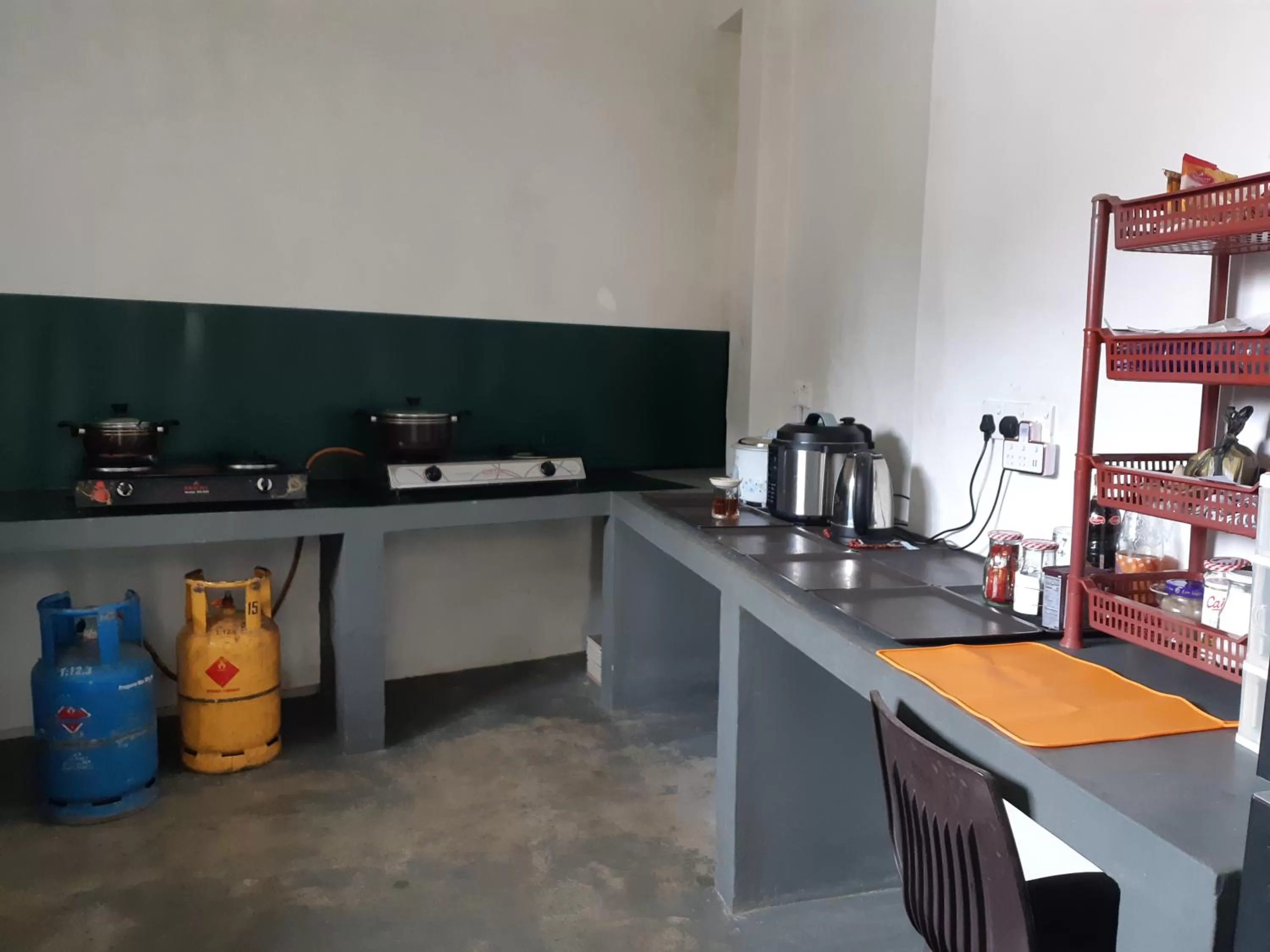 Restaurant/places to eat, Kitchen/Kitchenette in Siril Guesthouse Hostel