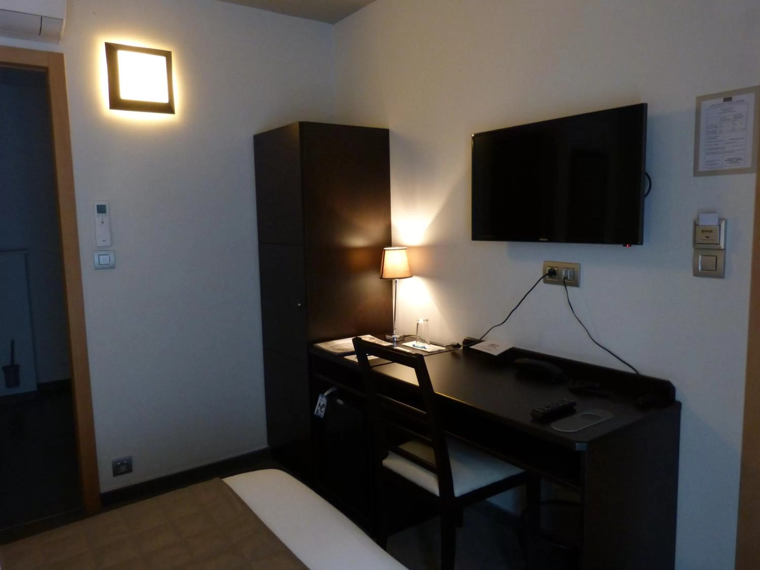 TV and multimedia, Bed in Hotel Saint Daniel