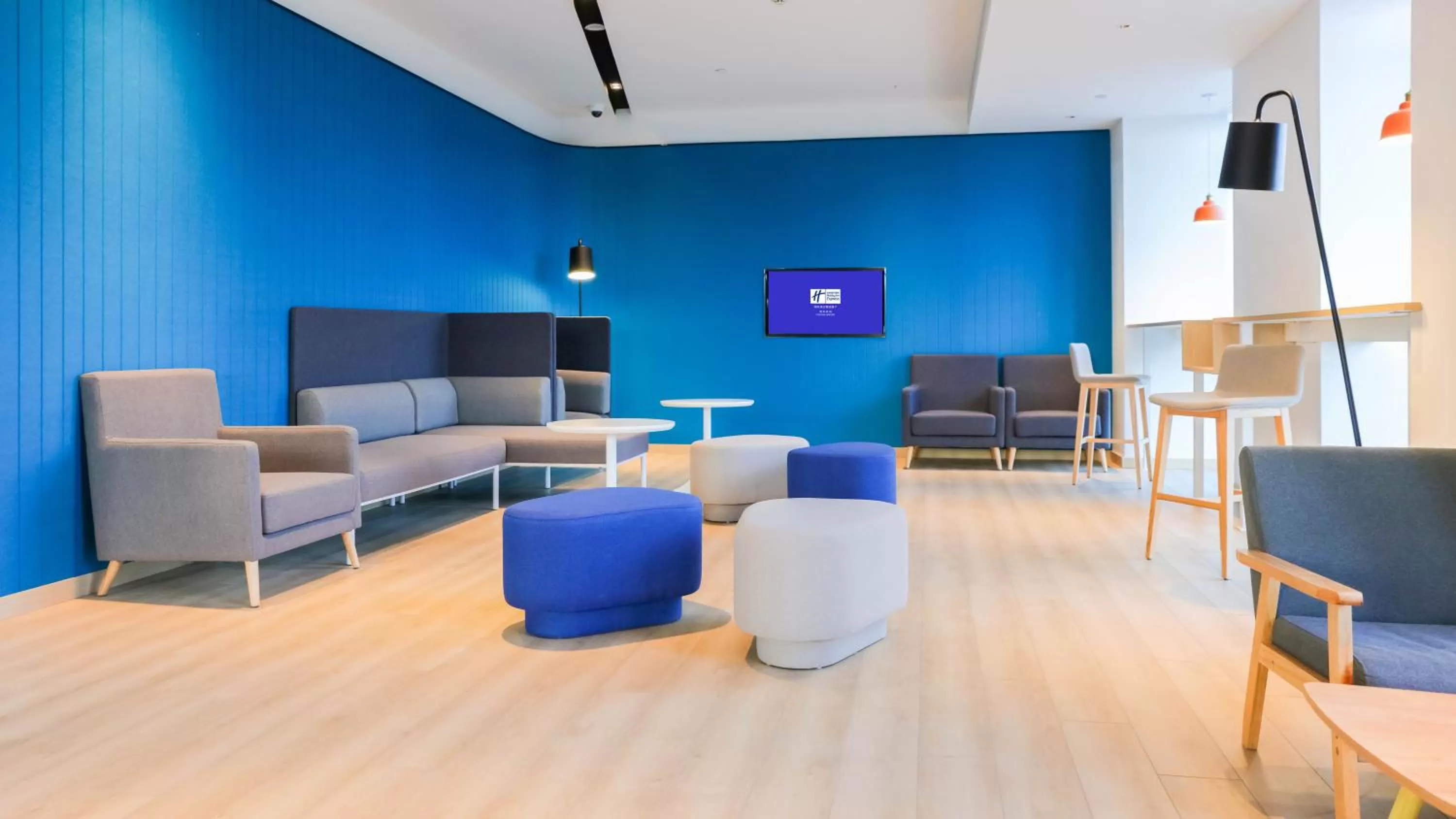 Seating area in Holiday Inn Express Shanghai Pudong Airport by IHG