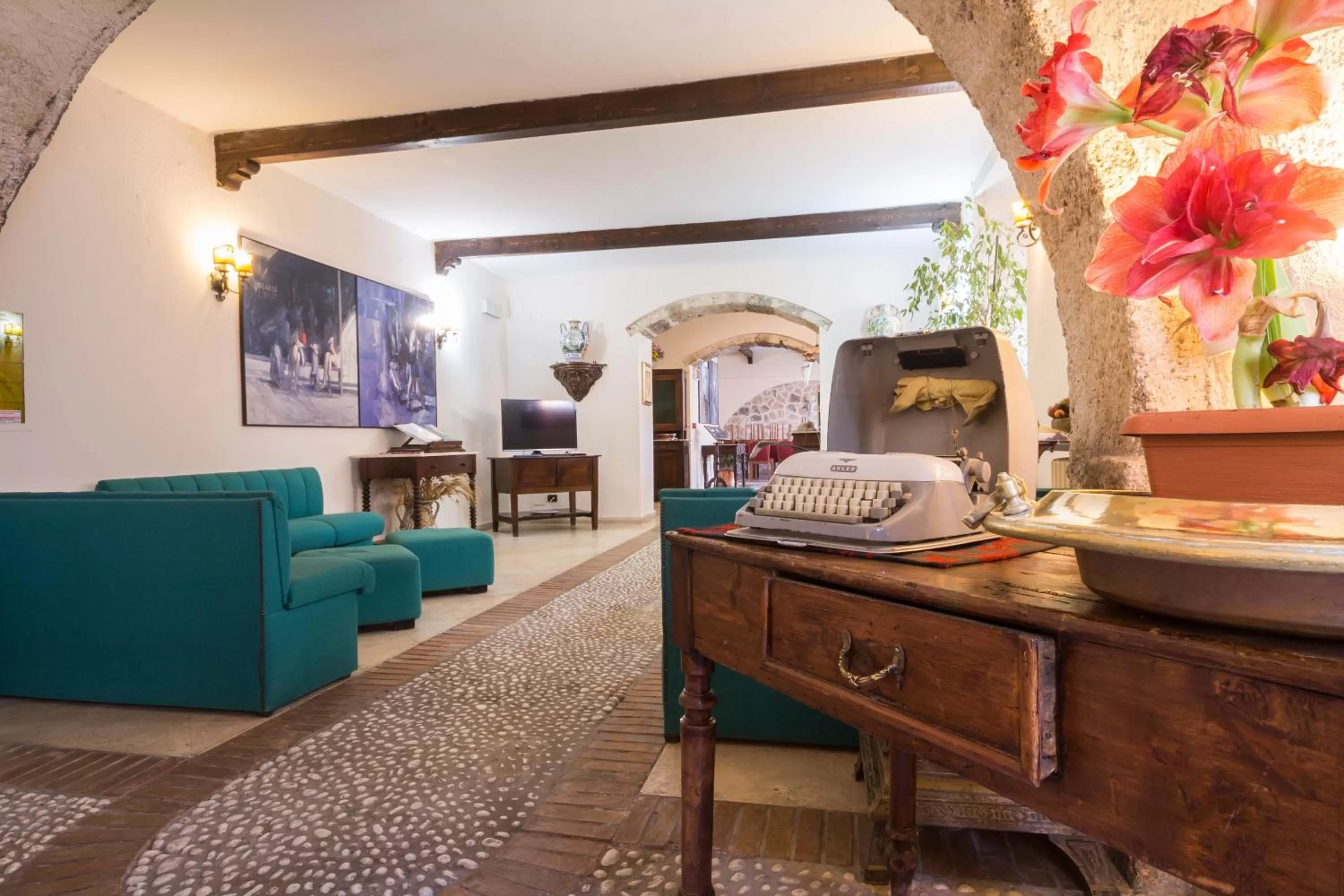 Communal lounge/ TV room, Seating Area in Hotel Alle Vecchie Arcate