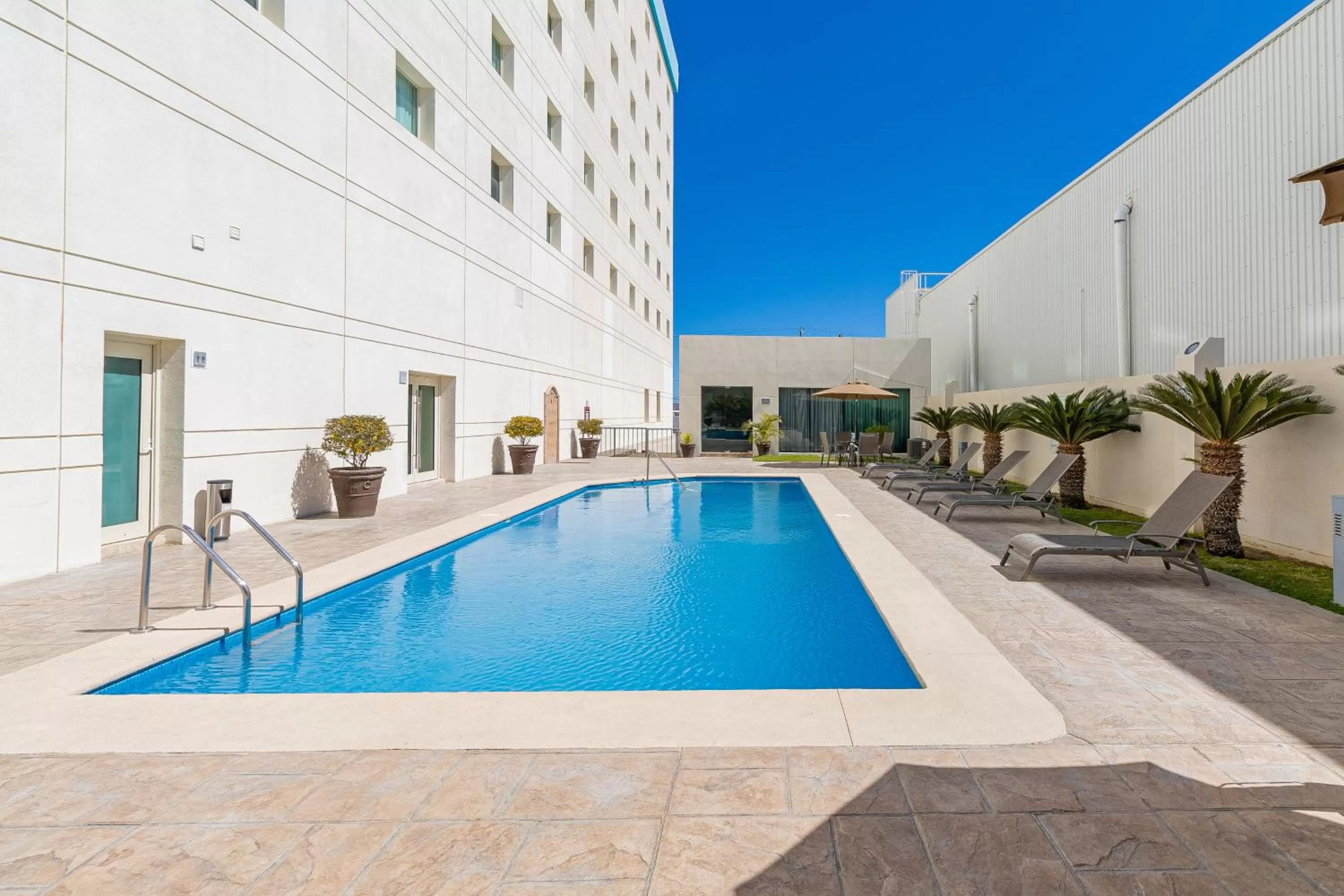 Pool view in Hotel Aeropuerto Los Cabos