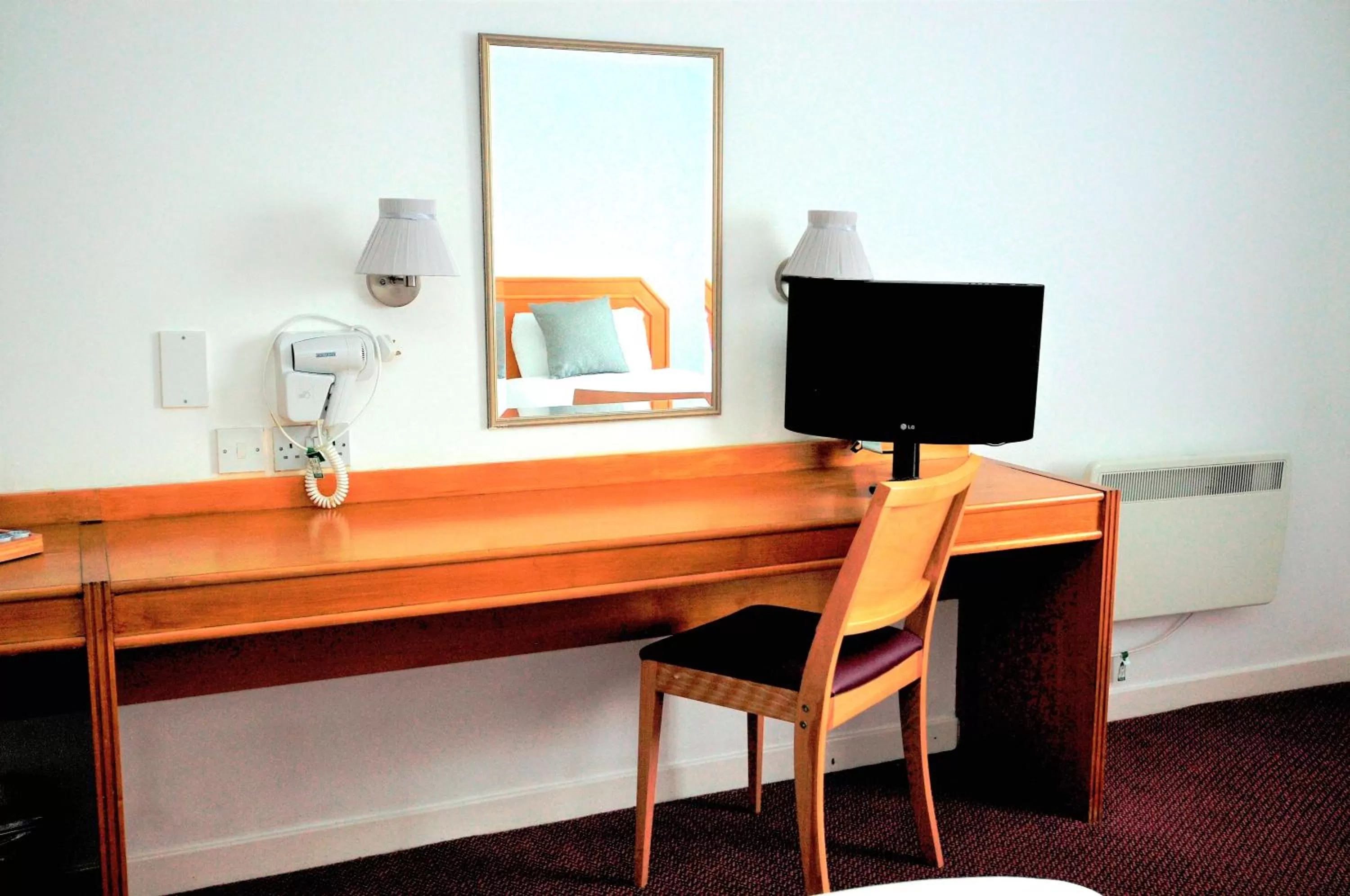 TV and multimedia in Days Inn Hamilton