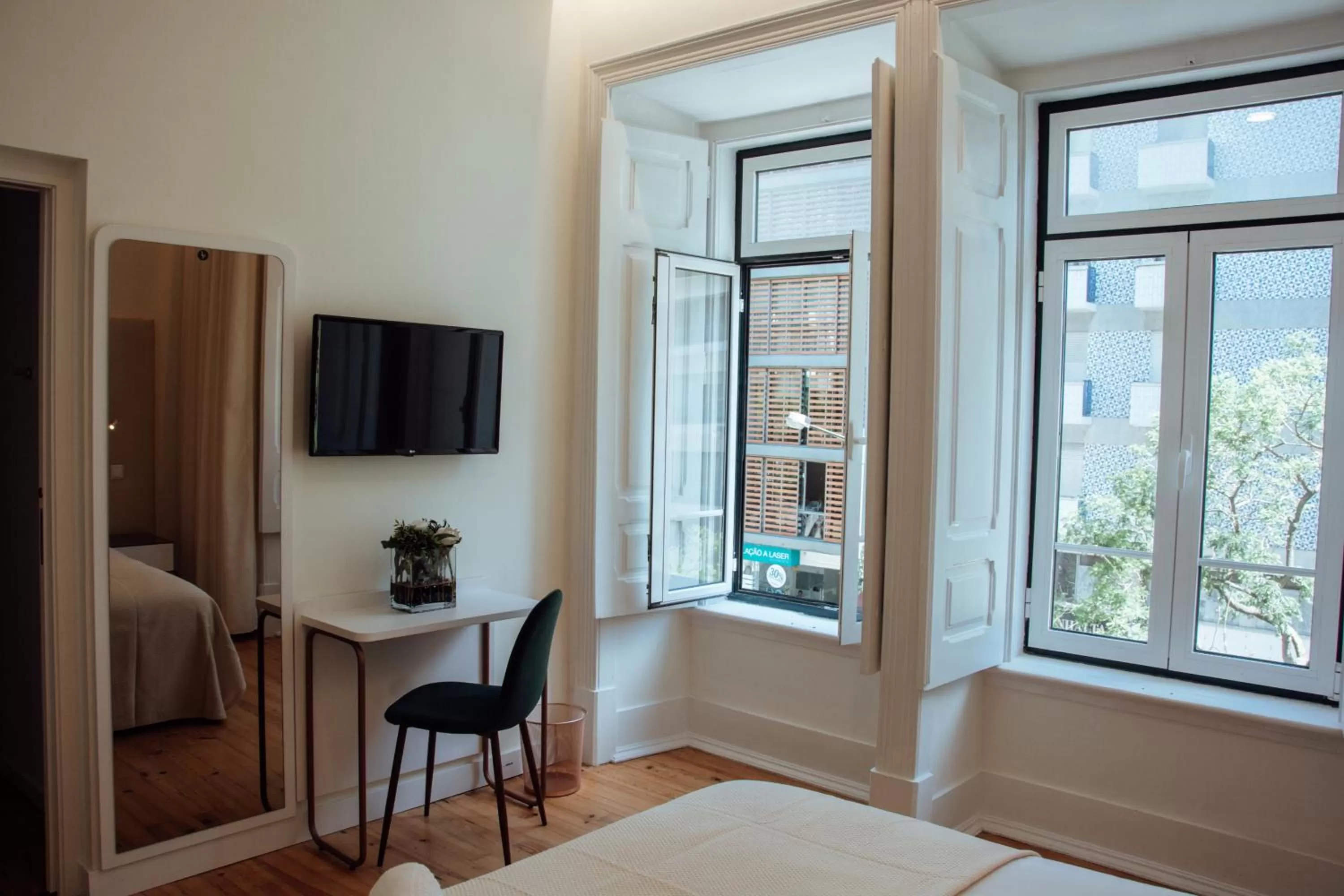 View (from property/room), Bed in Le Premier Lisbon Suites