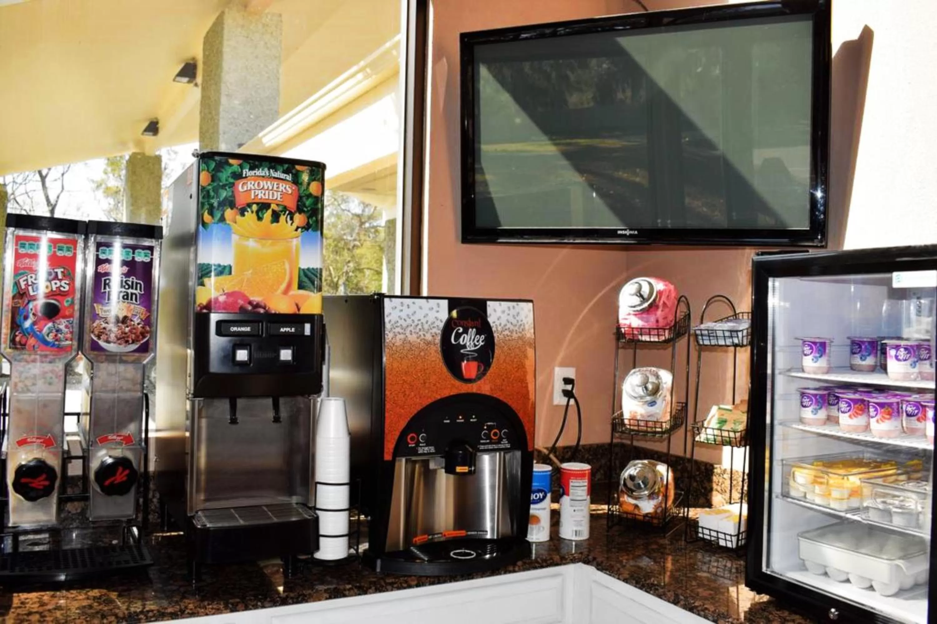 Coffee/tea facilities in Howard Johnson by Wyndham Beaufort/Parris Island