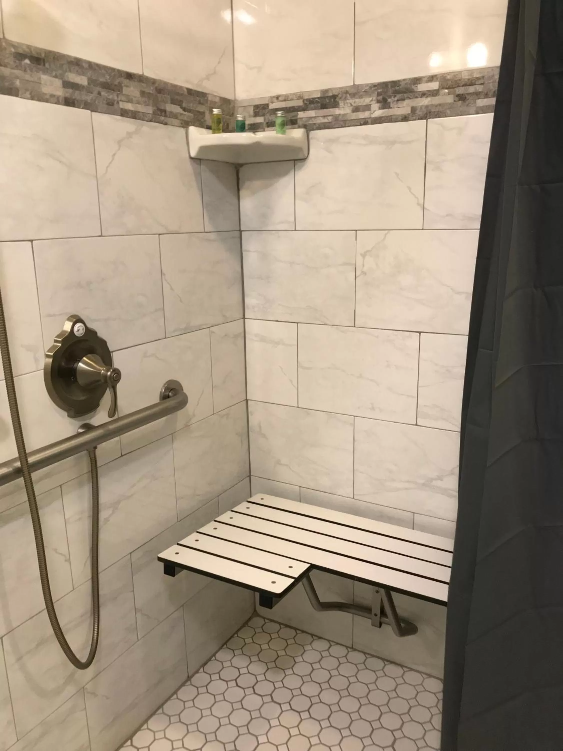 Shower in Hotel Sutter