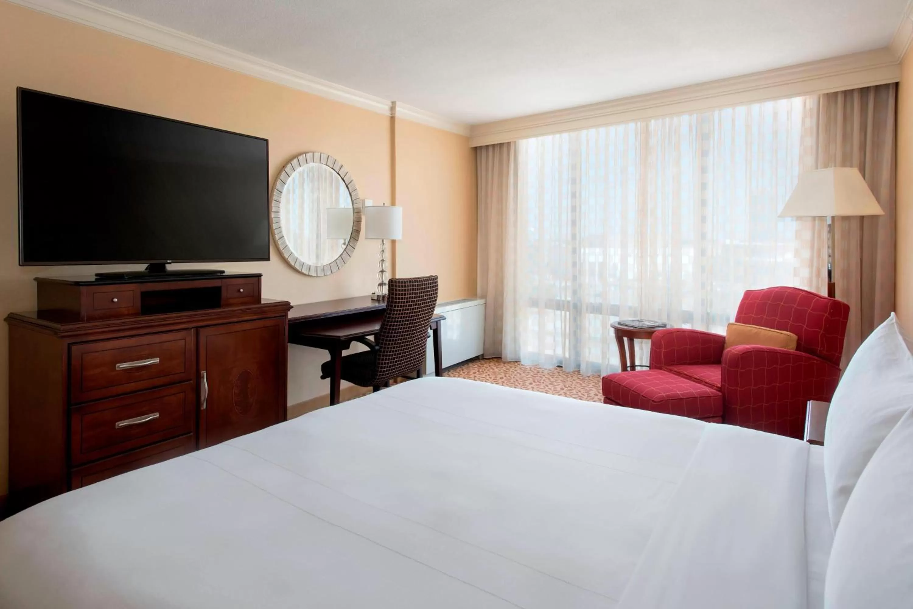 King Room with Roll-In Shower - Mobility and Hearing Accessible in Chicago Marriott Oak Brook