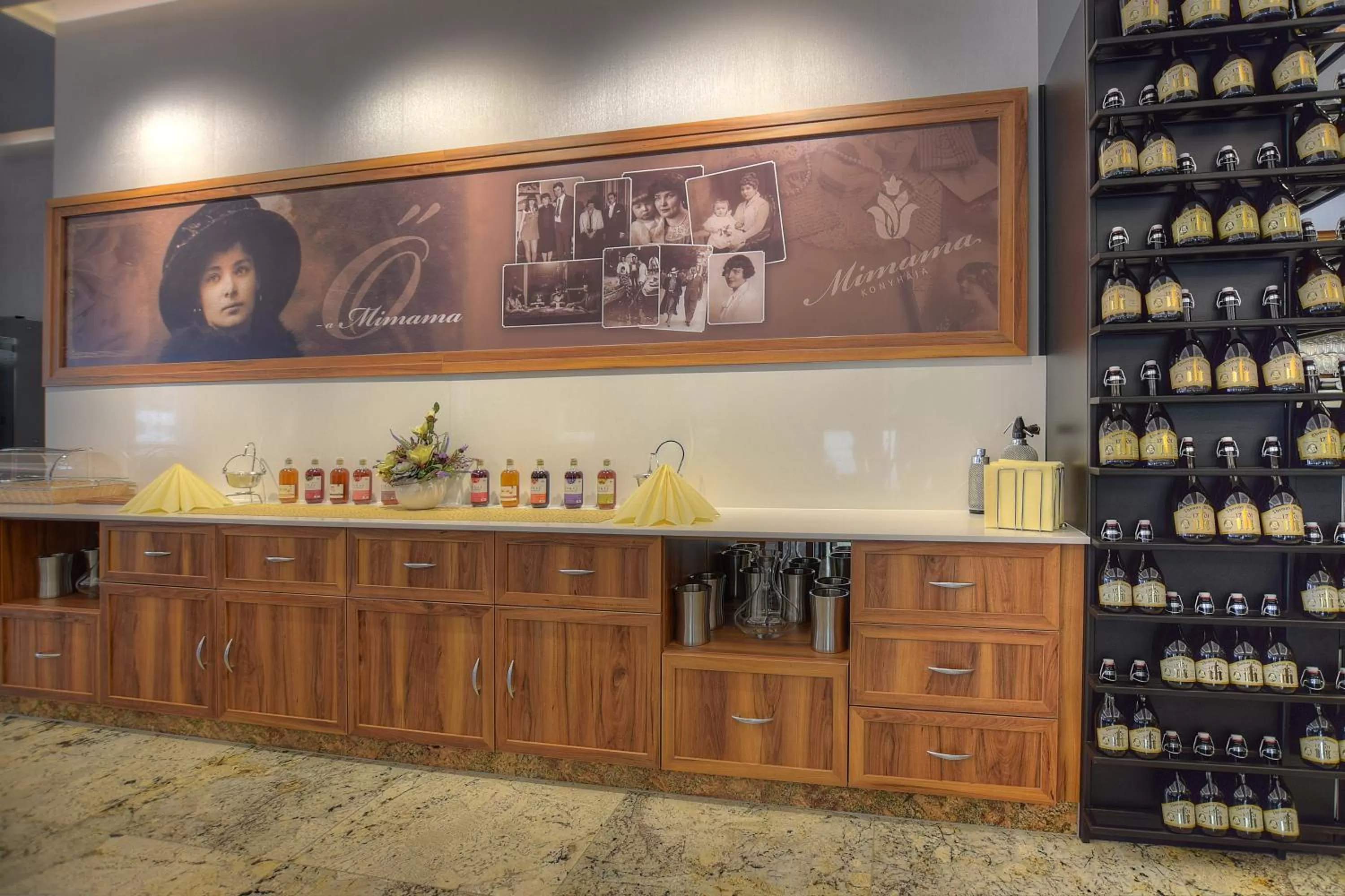 Restaurant/places to eat in Anna Hotel