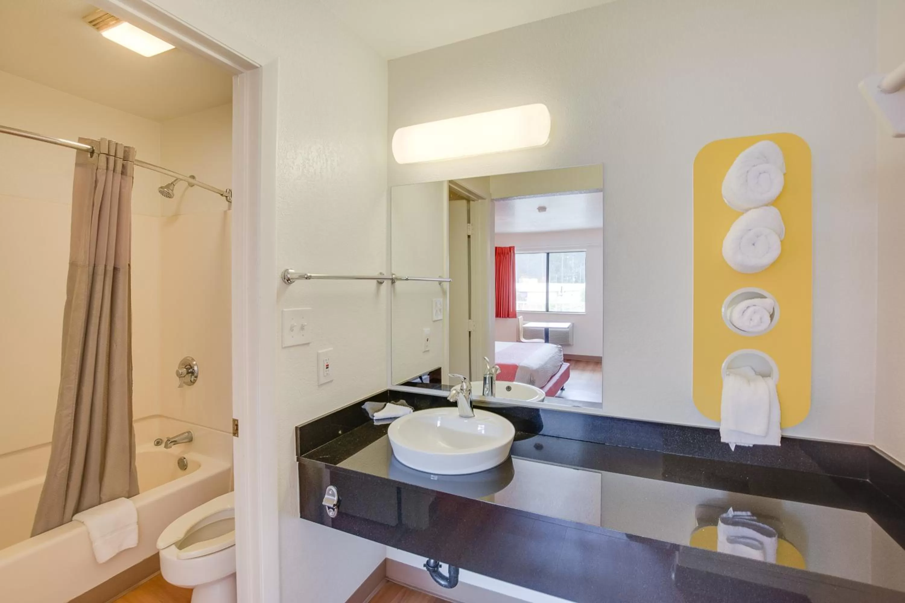 Bathroom in Motel 6-Columbus, OH - West