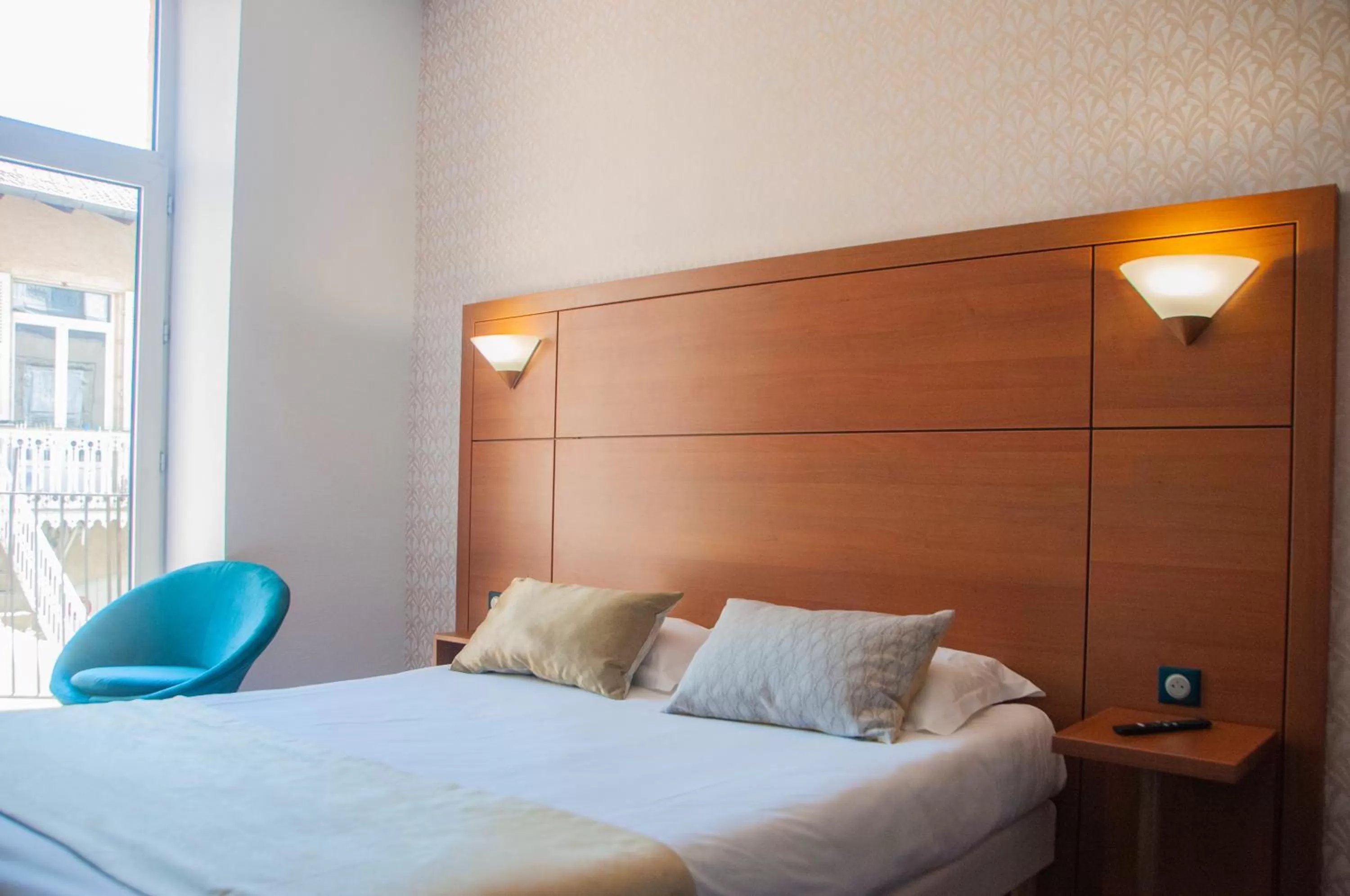 Photo of the whole room, Bed in The Originals City, Hôtel Bristol, Le Puy-en-Velay