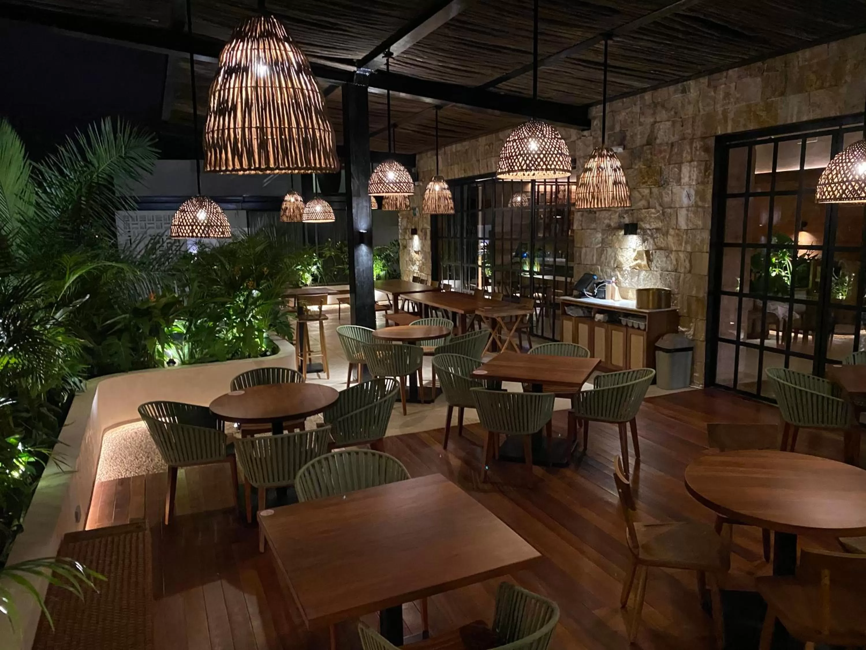 Restaurant/places to eat in Wayam Mundo Imperial