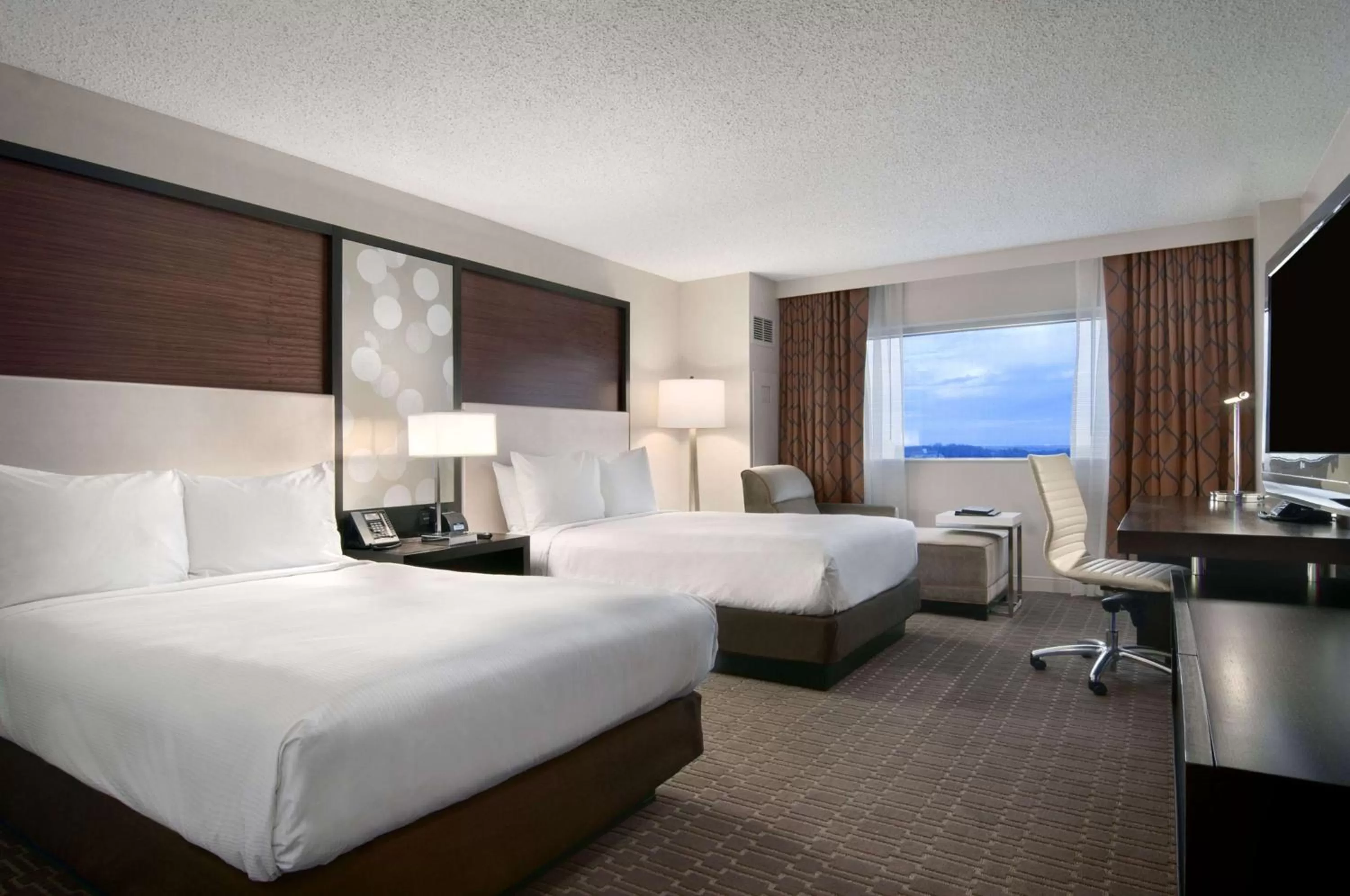Bedroom, Bed in Hilton Atlanta Airport