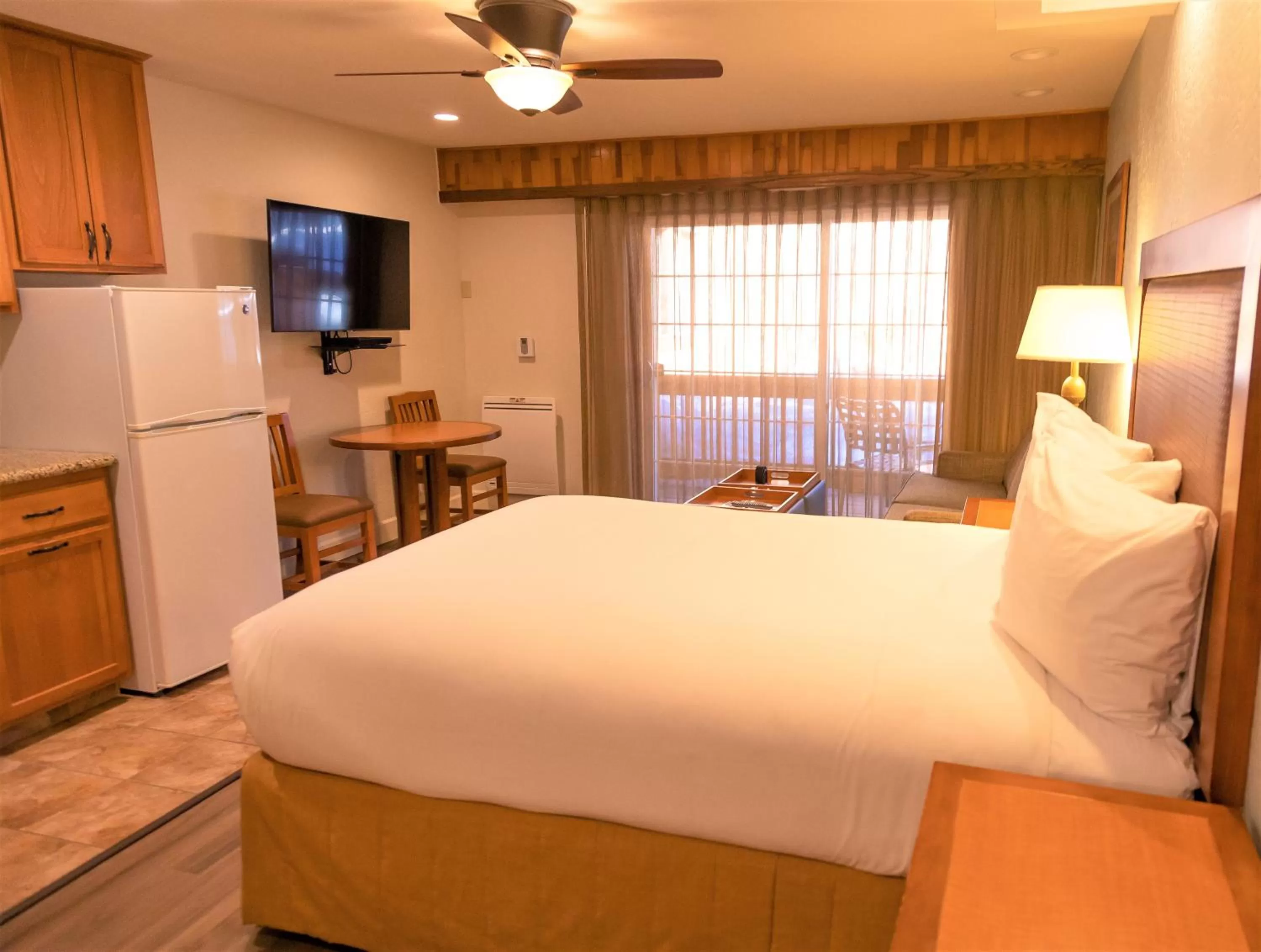 Kitchen or kitchenette, Bed in The Tahoe Beach & Ski Club Owners Association