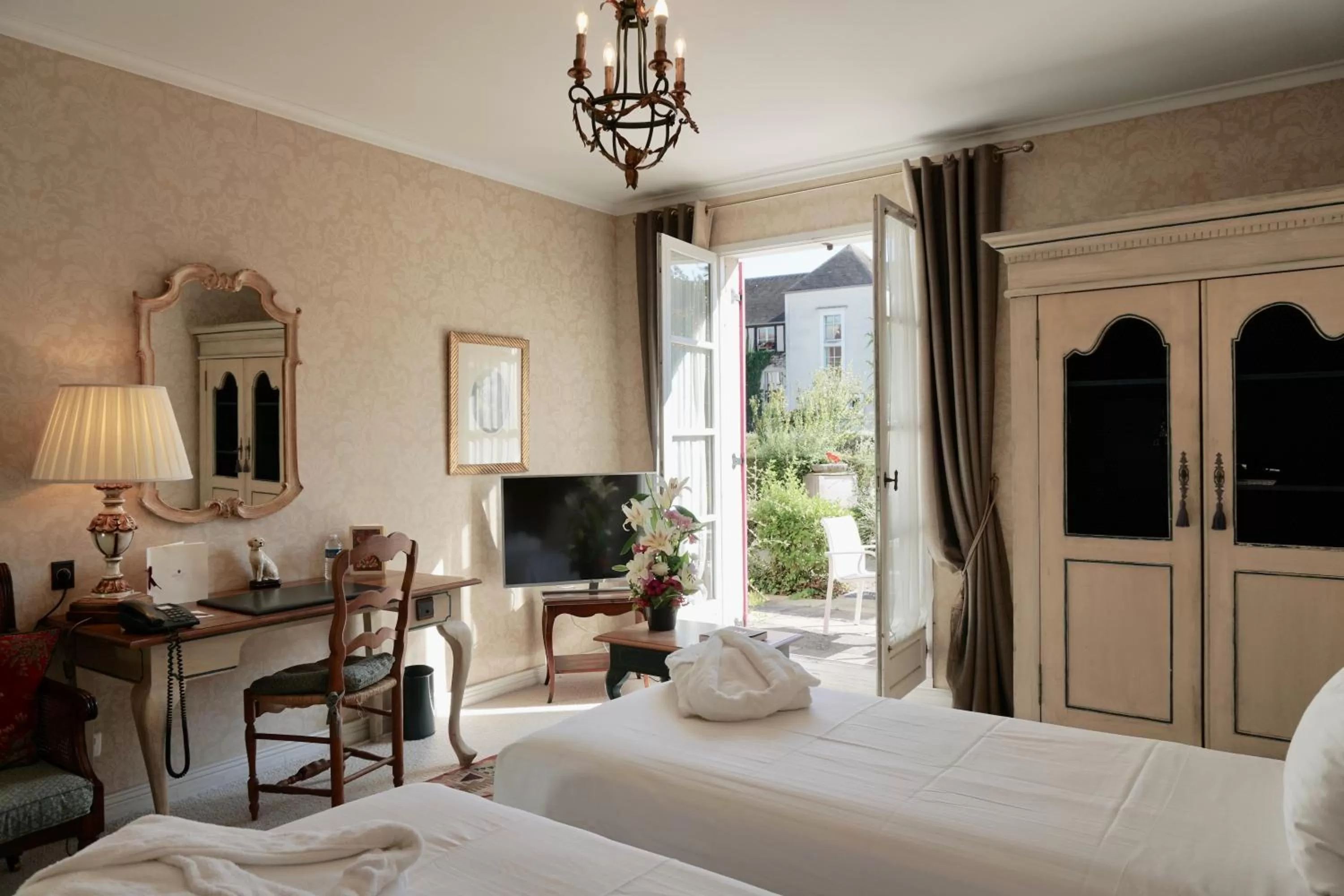 Balcony/Terrace, Bed in Le Manoir de Gressy