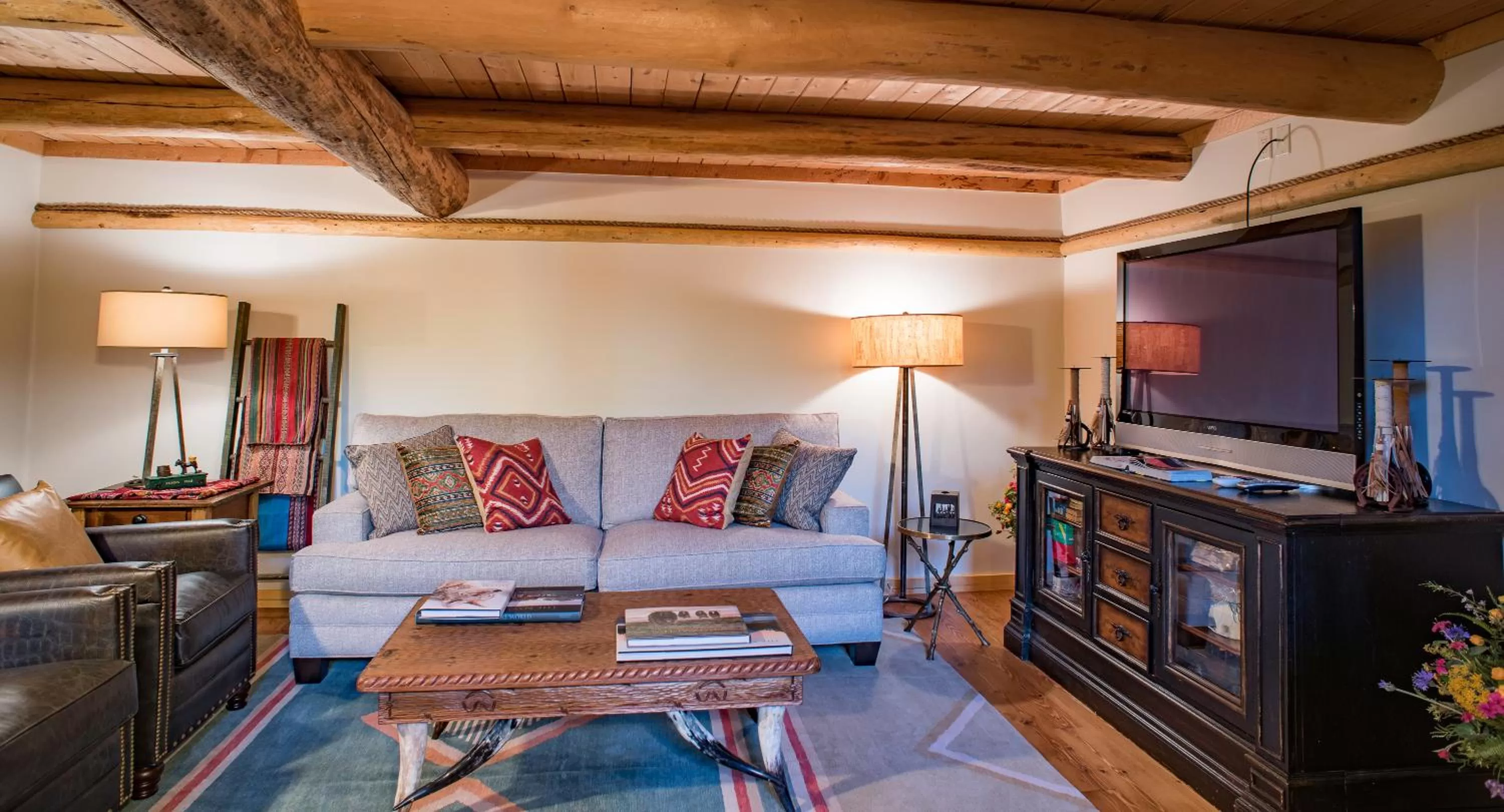 Communal lounge/ TV room in Jackson Hole Hideout