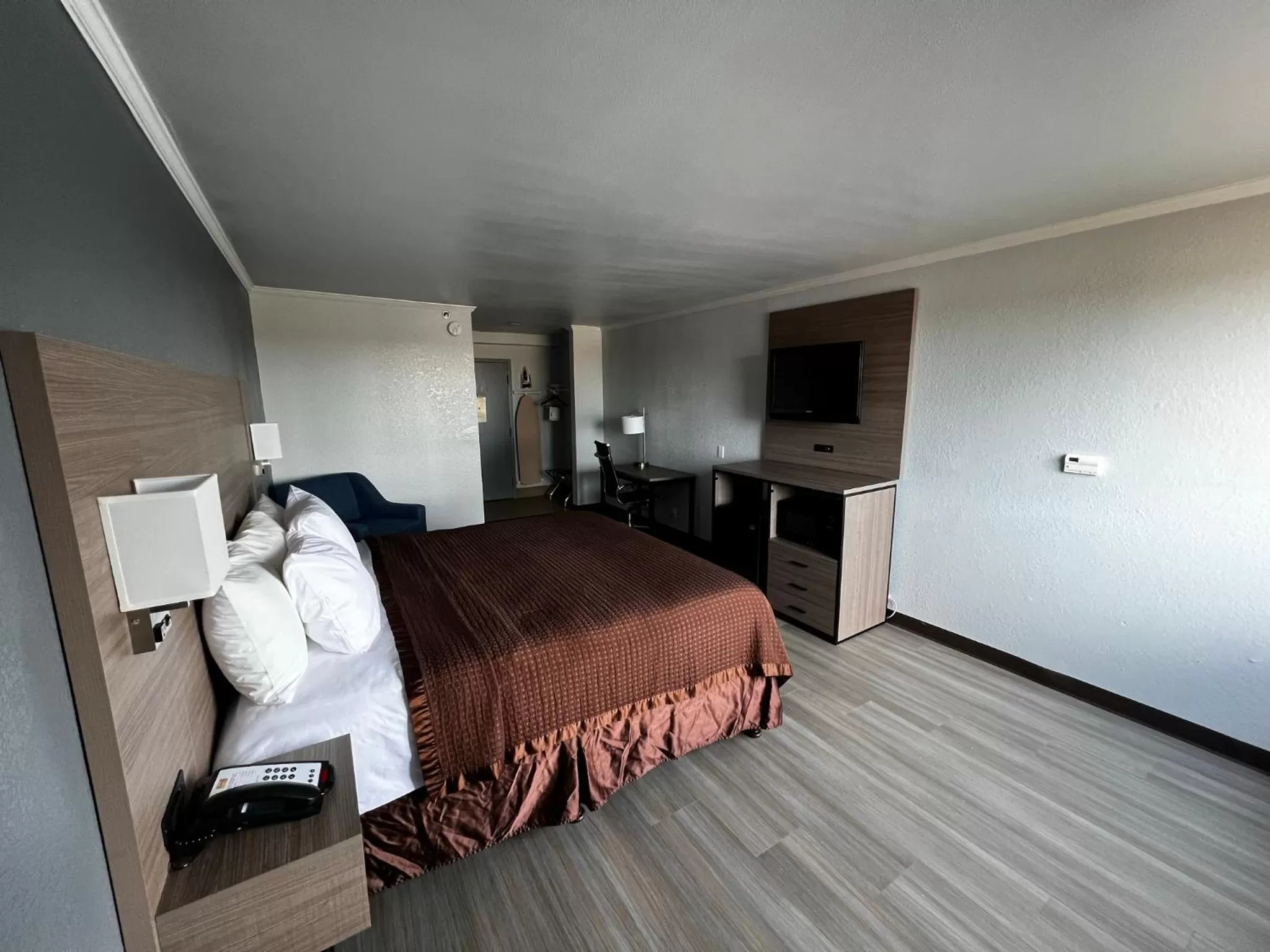 Bed in Super 8 by Wyndham Fort Worth Entertainment District