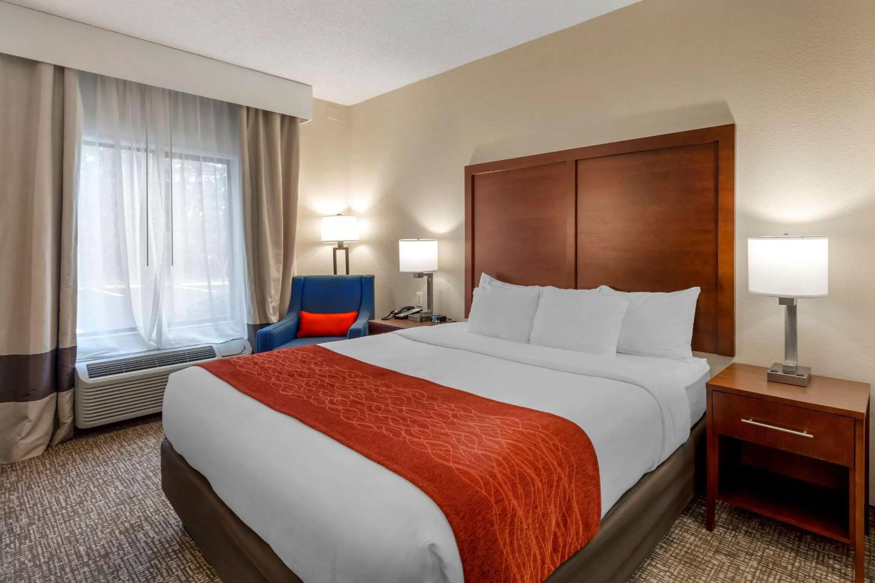 Photo of the whole room, Bed in Comfort Inn & Suites Canton Riverstone Area