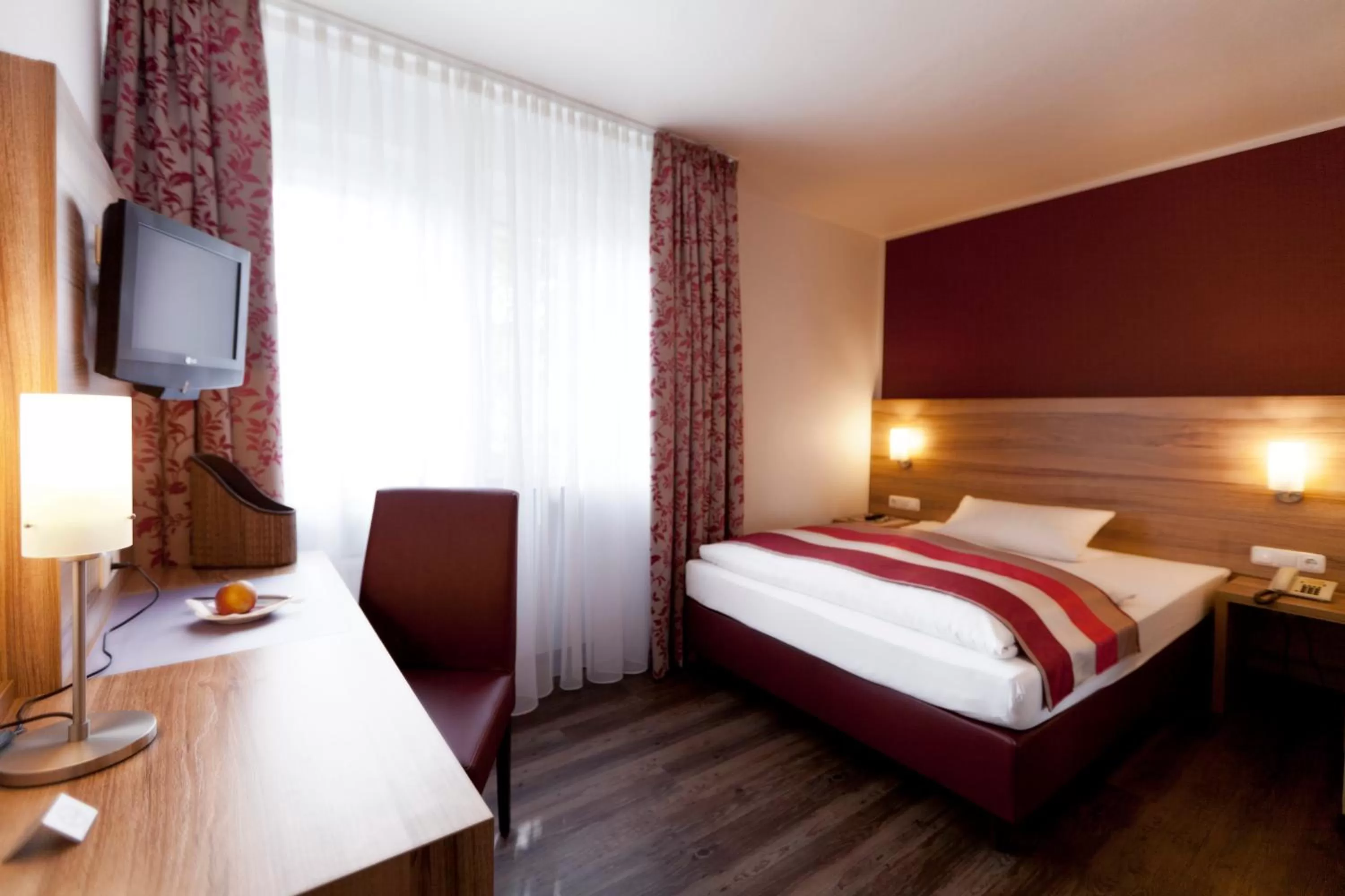 Photo of the whole room, Bed in Adolphs Hotel