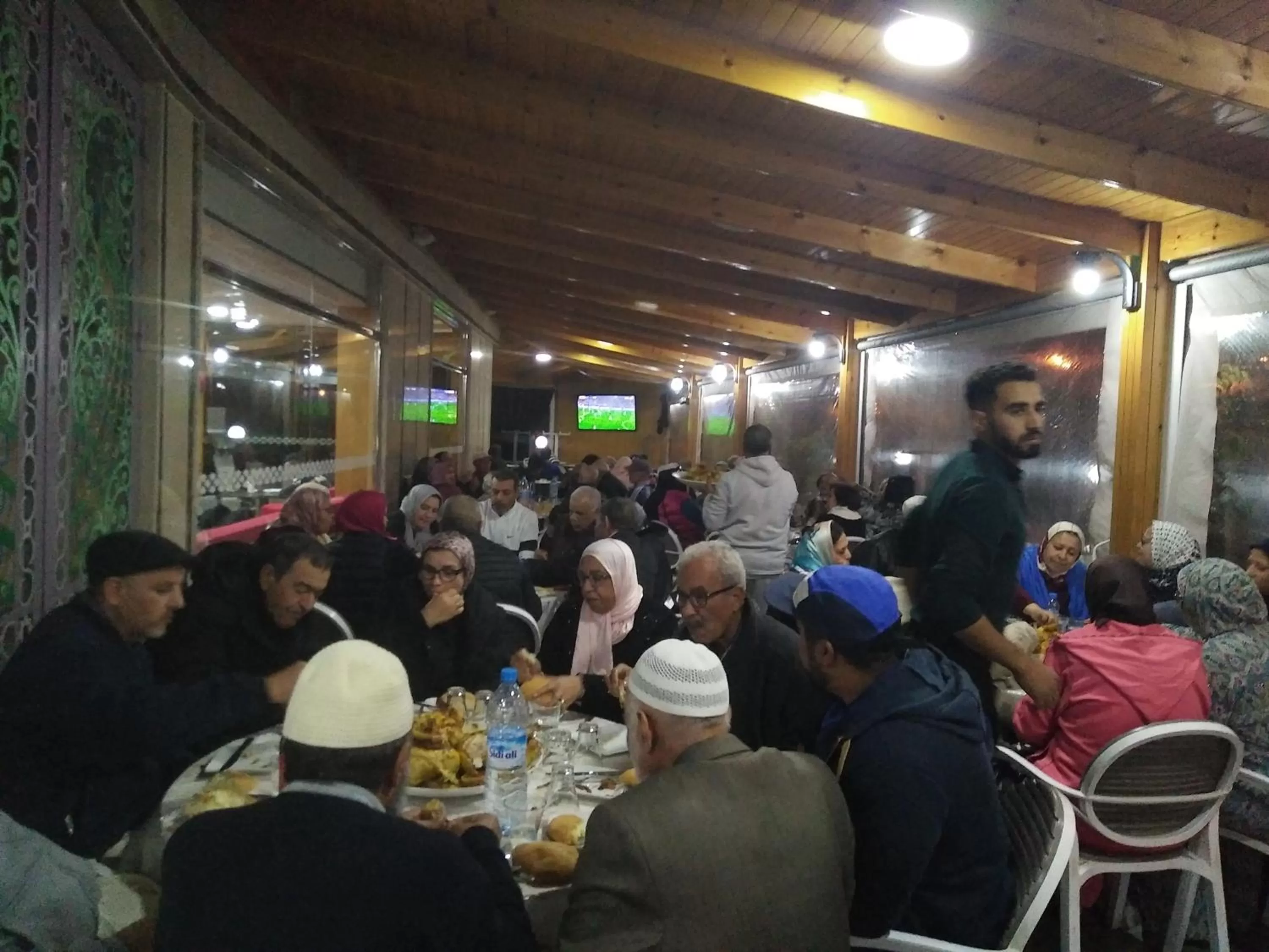 Restaurant/Places to Eat in Hôtel Hadaik Ain Asserdoune