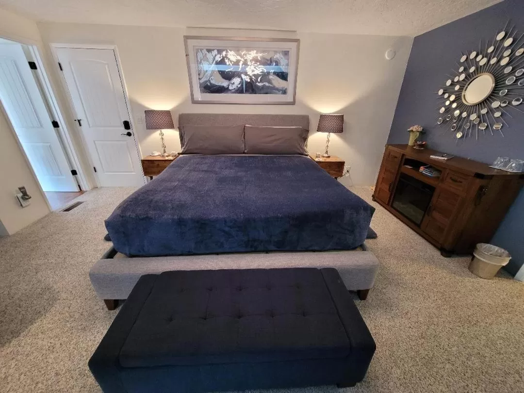 Photo of the whole room, Bed in Misty Valley Inn