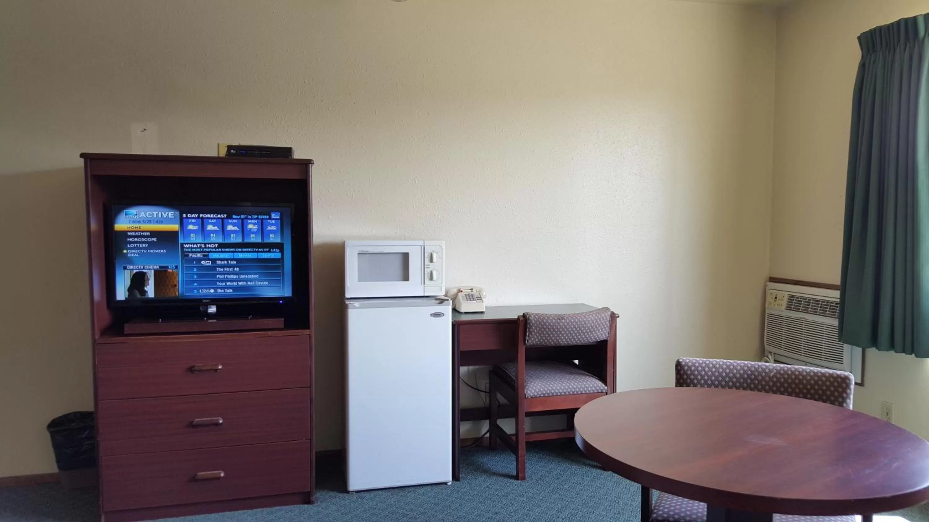 Photo of the whole room in Safari Inn Motel